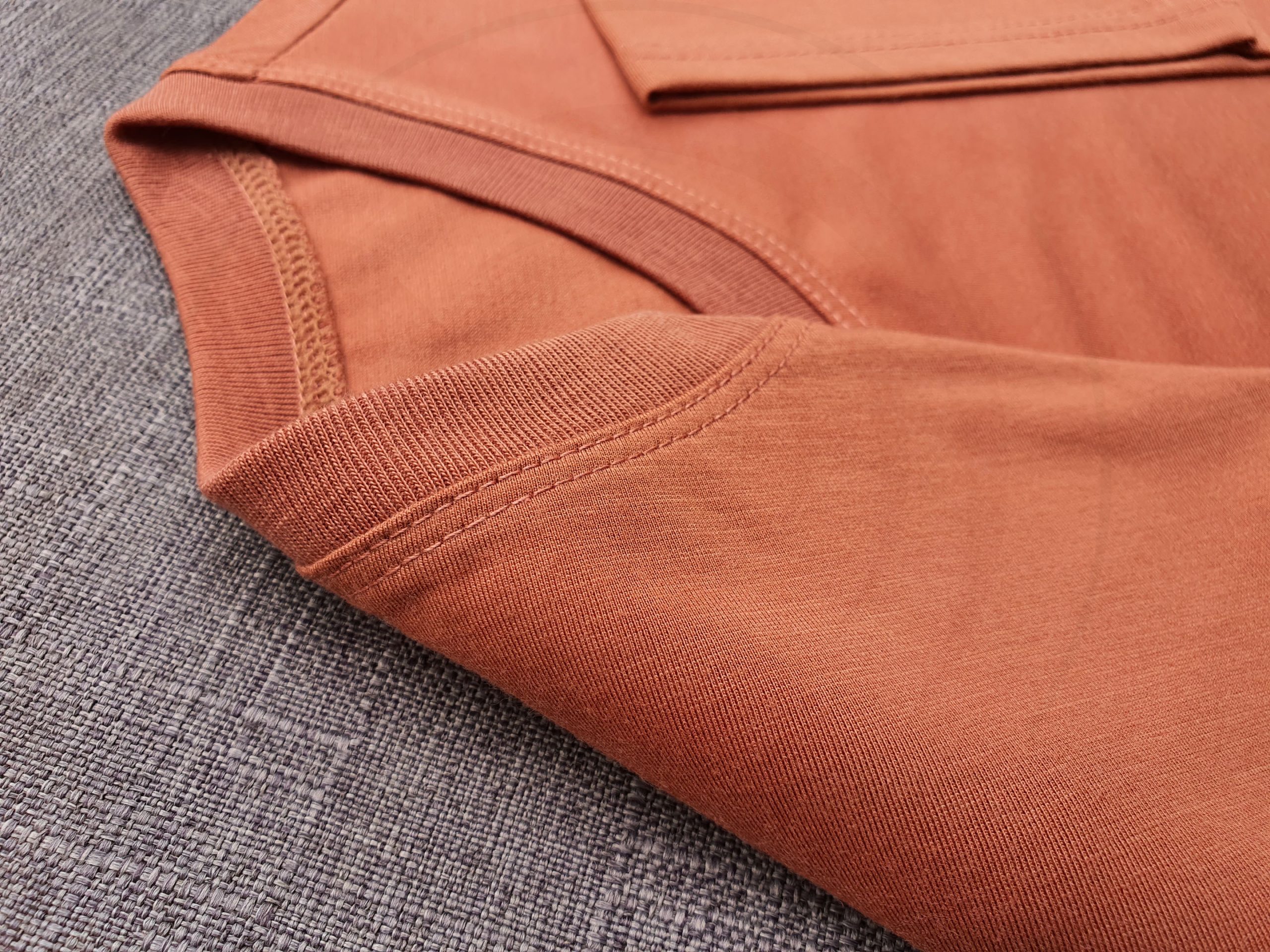 Chi tiết đường may và cổ áo bo ríp áo thun cổ tròn ngắn tay supe unisex vàng bò