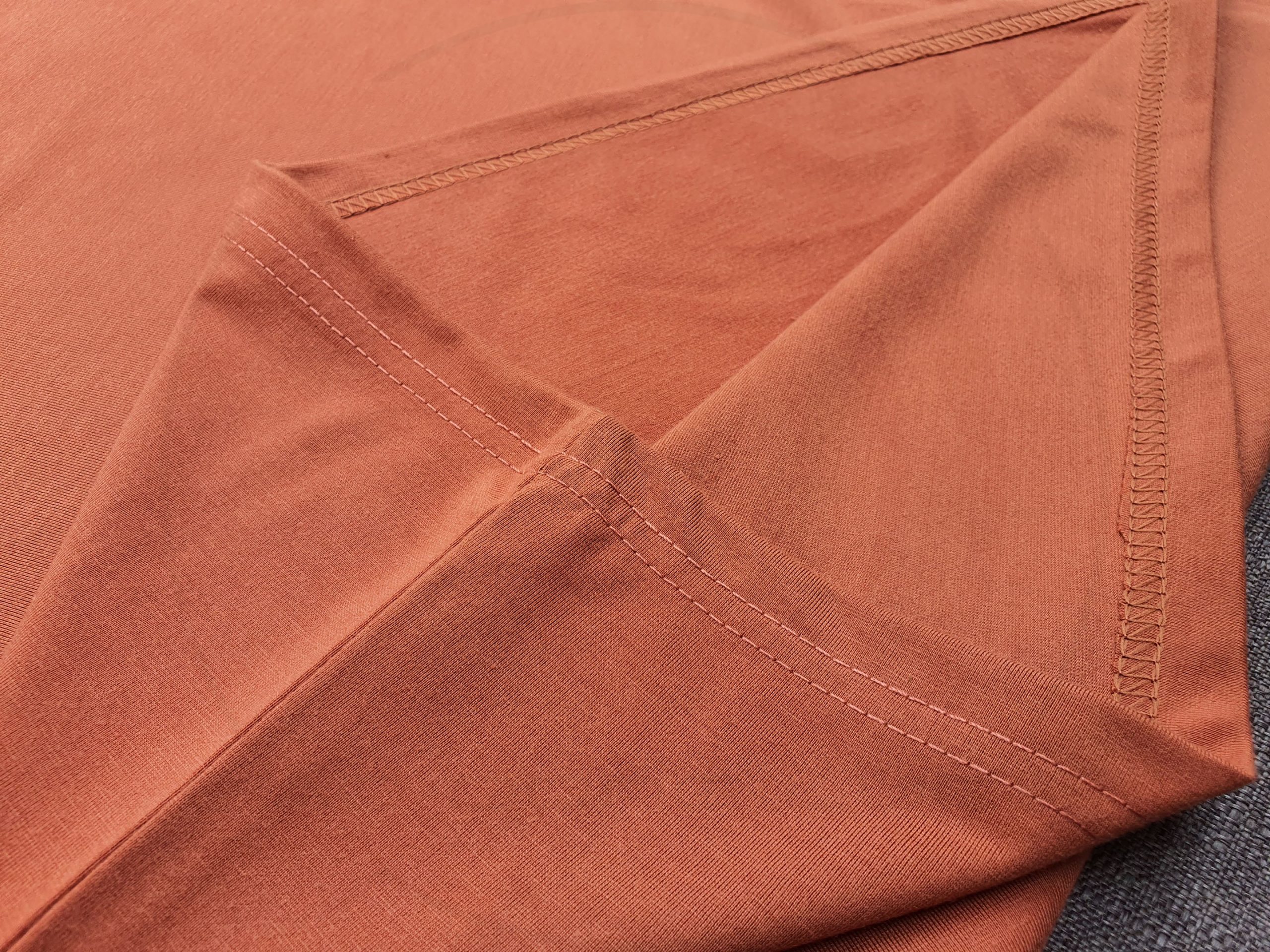 Hình chi tiết đường may và vạt áo áo thun cổ tròn ngắn tay supe unisex vàng bò