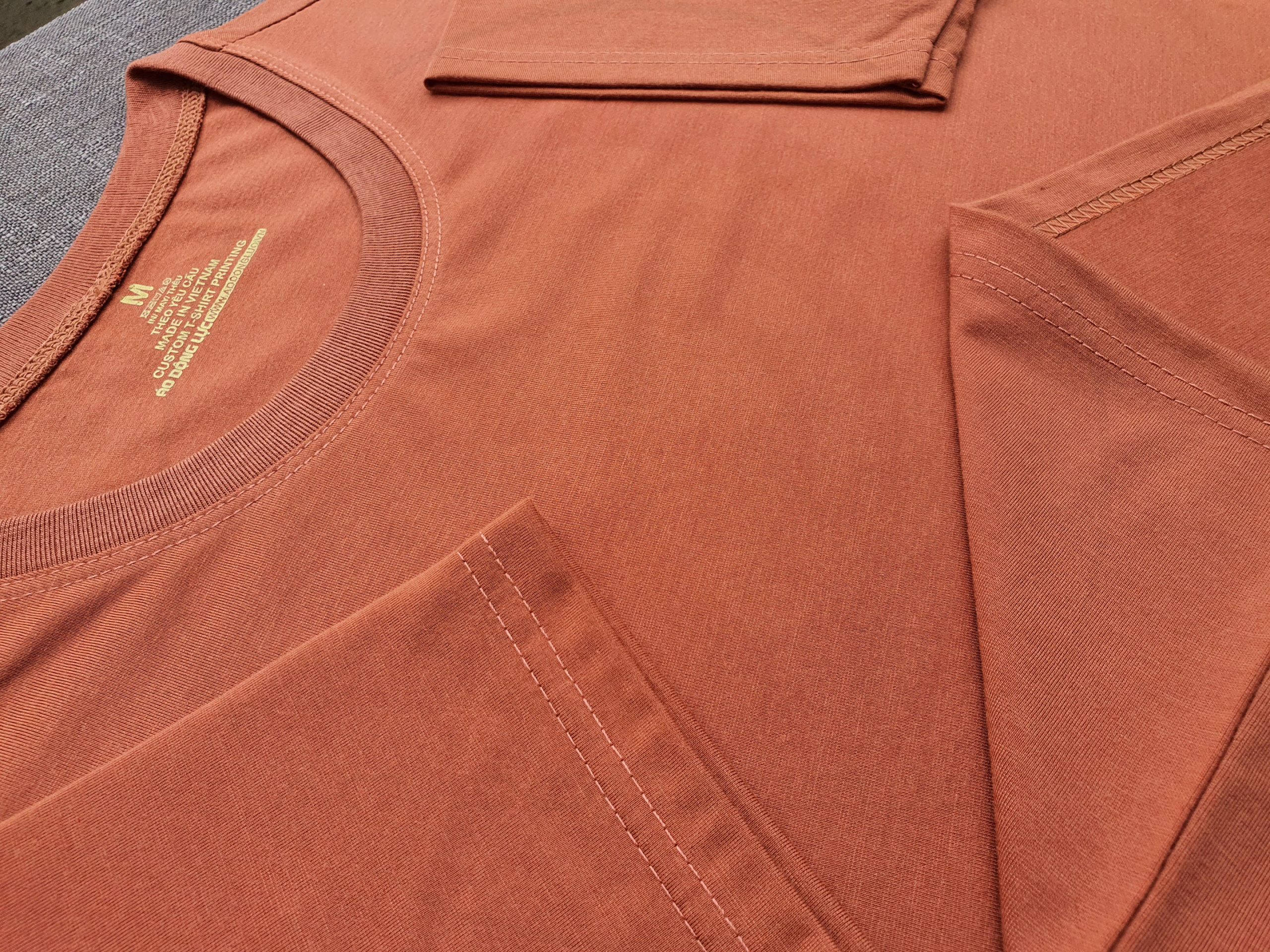 Hình chi tiết đường may và cổ áo áo thun cổ tròn ngắn tay supe unisex màu vàng bò