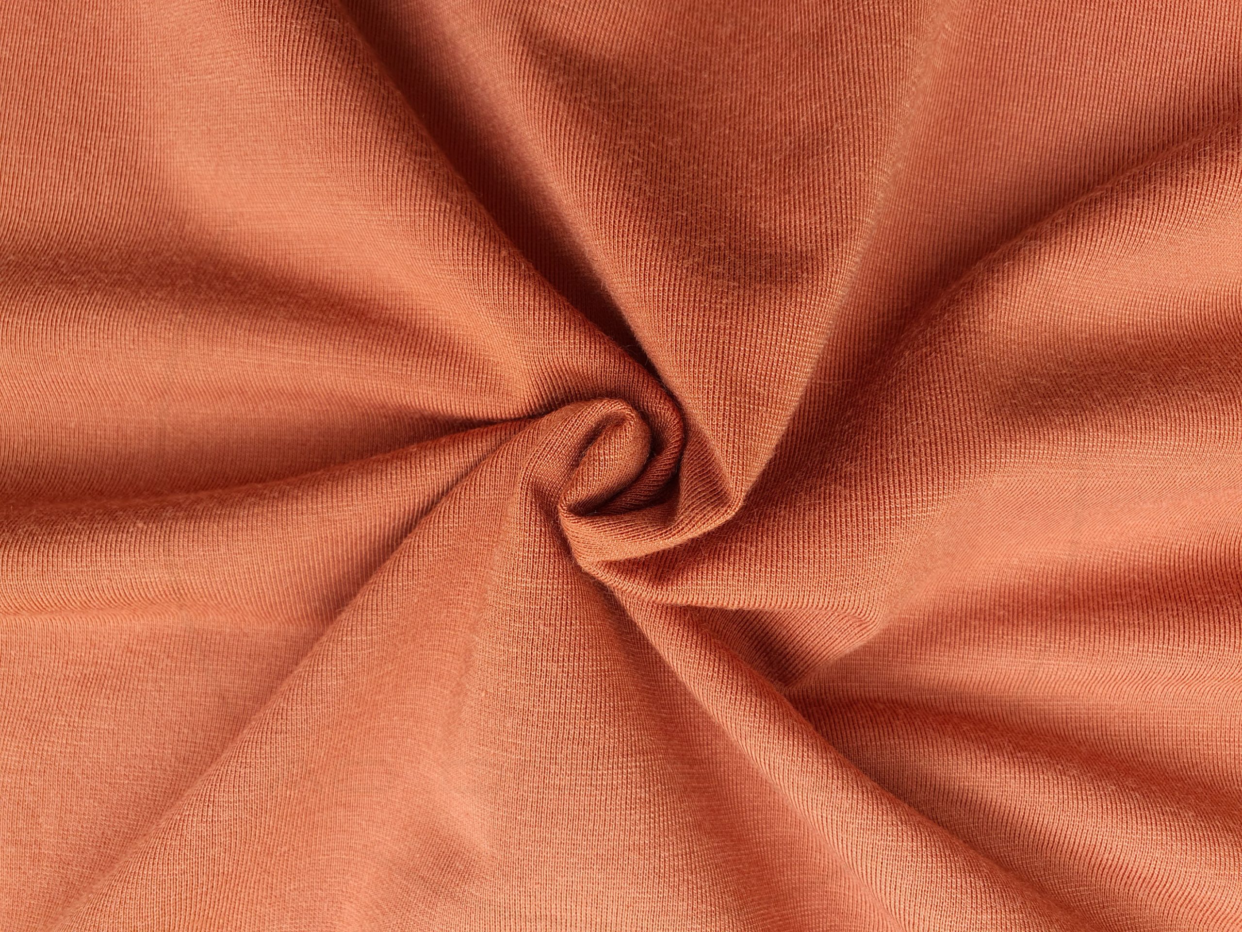 Hình chụp cận cảnh chất vải áo thun cổ tròn ngắn tay supe unisex vàng bò