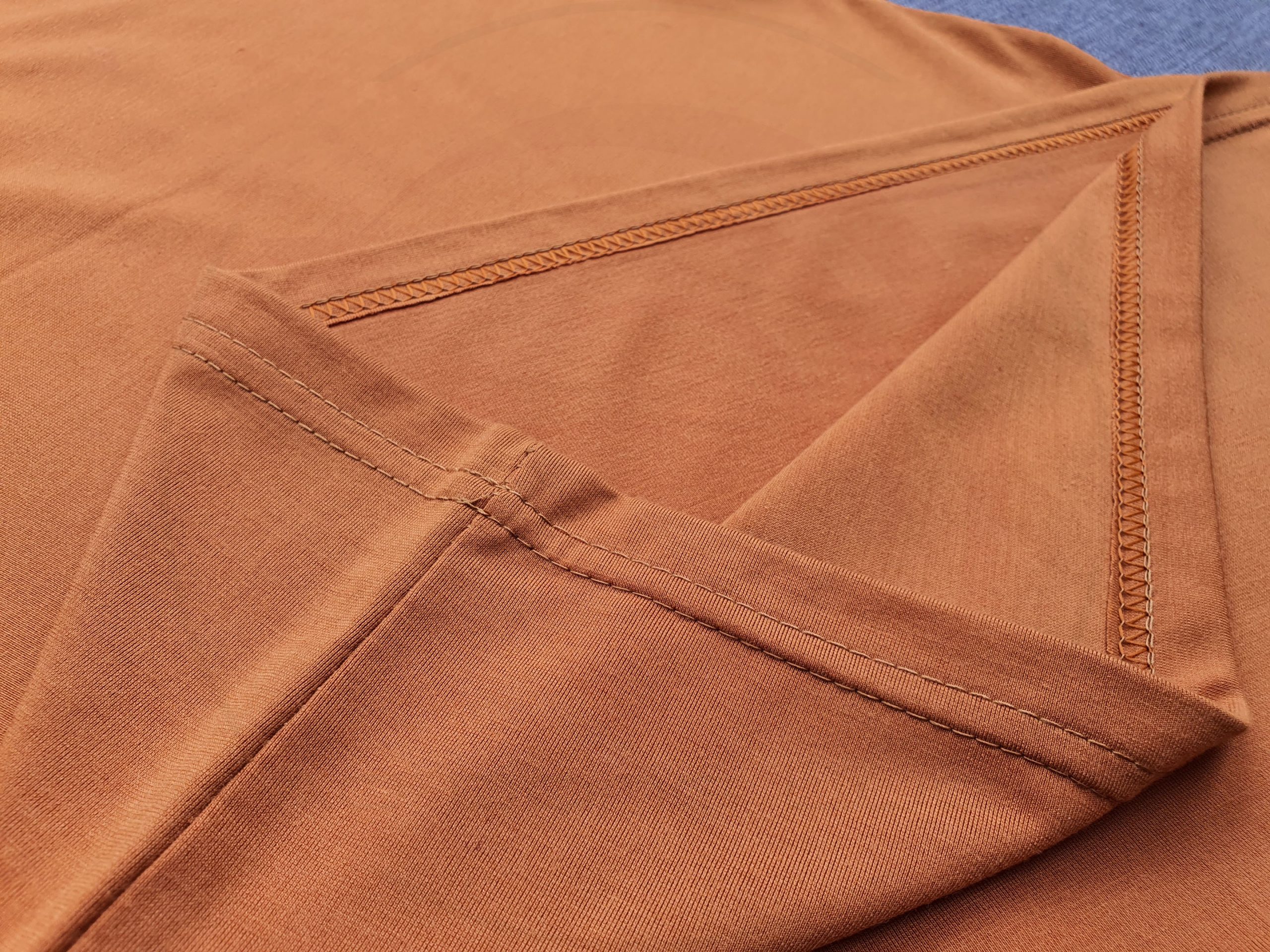 áo thun supe, áo thun trơn, cổ tròn, ngắn tay, bo ríp, Hình chi tiết đường may và vạt áo áo thun cổ tròn ngắn tay unisex vàng nghệ