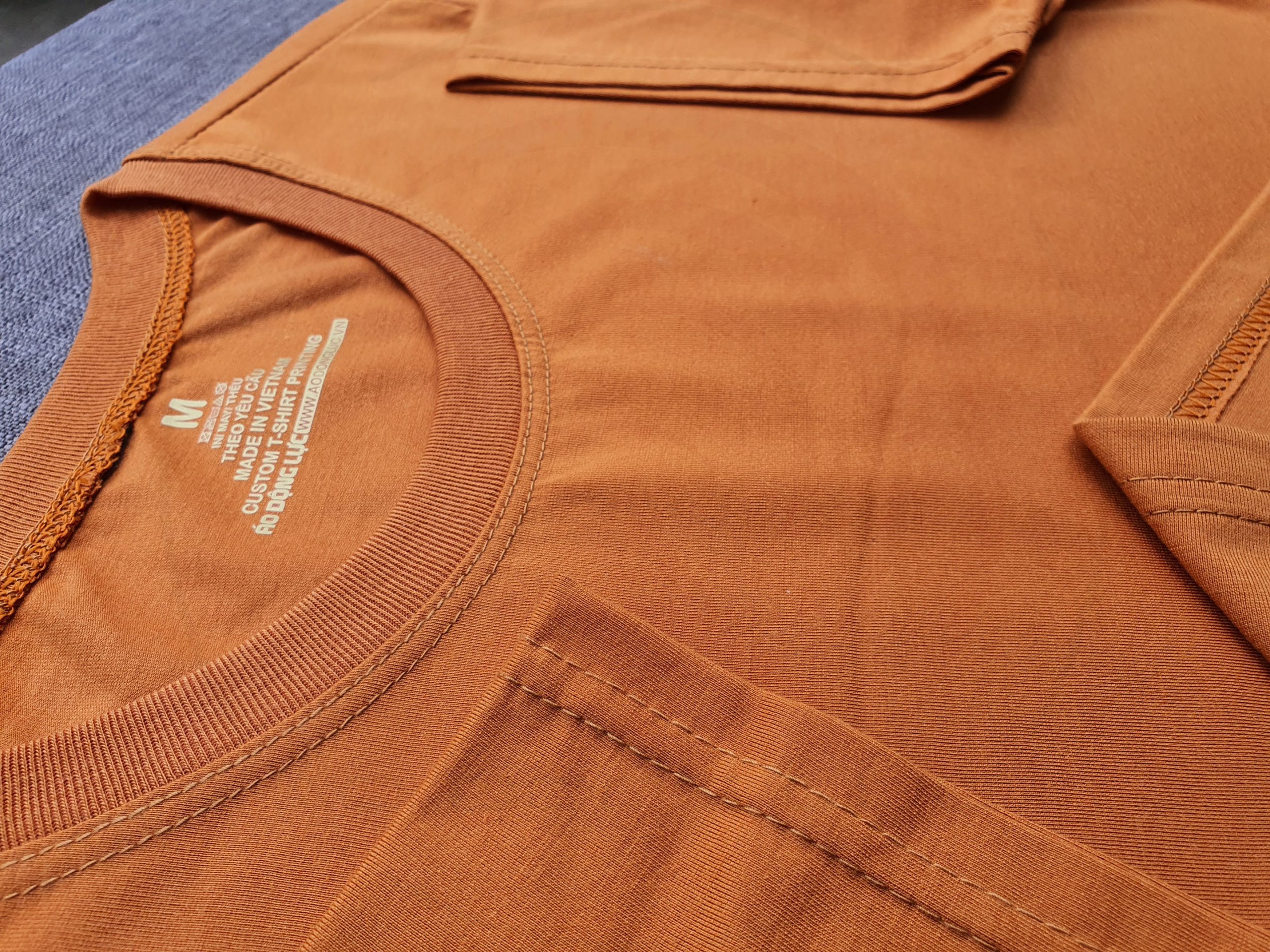 áo thun supe, áo thun trơn, cổ tròn, ngắn tay, bo ríp, Hình chi tiết đường may và cổ áo áo thun cổ tròn ngắn tay unisex vàng nghệ