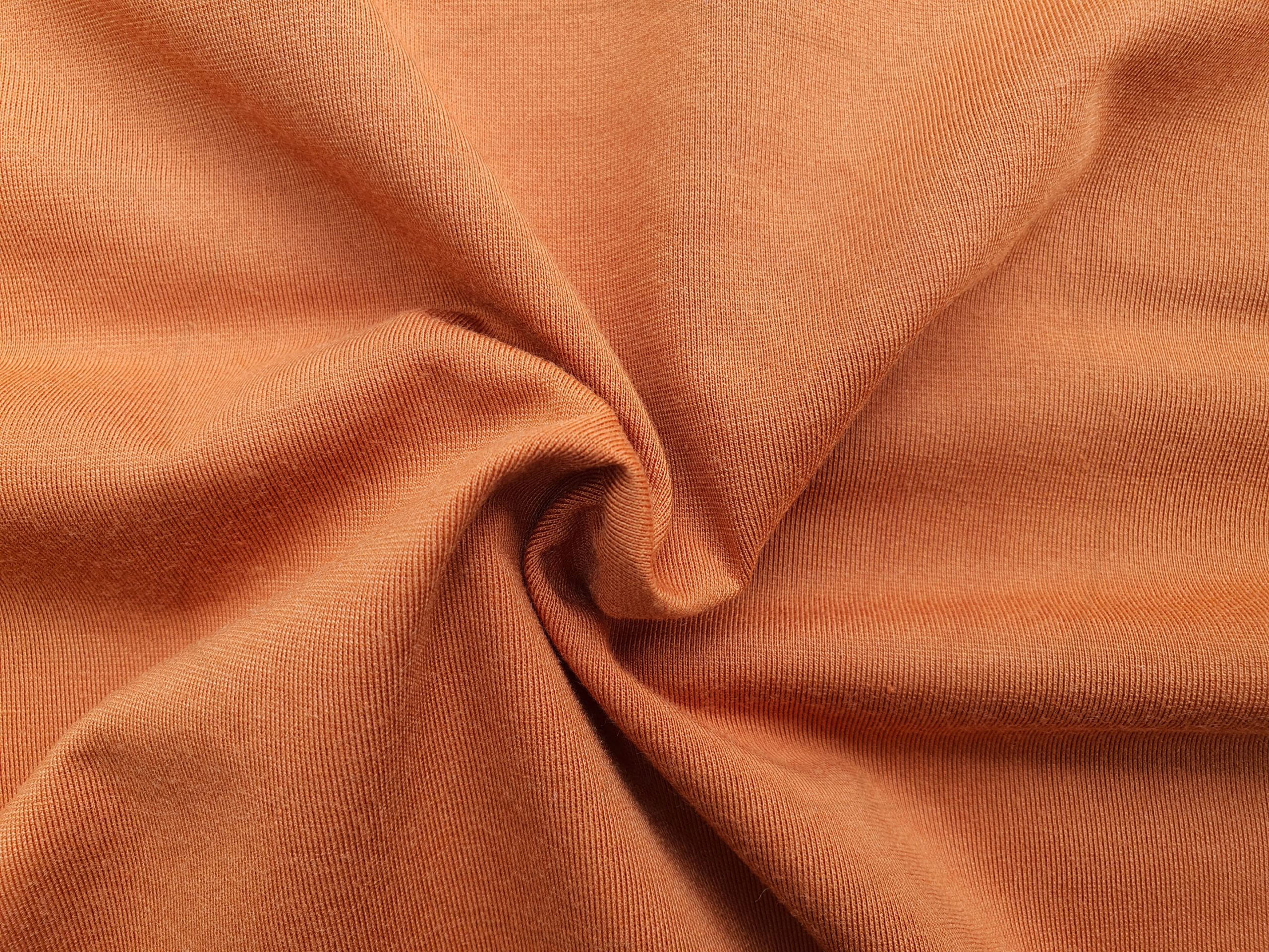 ao-thun-supe-ngan-tay-co-tron-basic-unisex-vang-nghe-vai Hình chụp cận cảnh chất vải áo thun cổ tròn ngắn tay supe unisex vàng nghệ