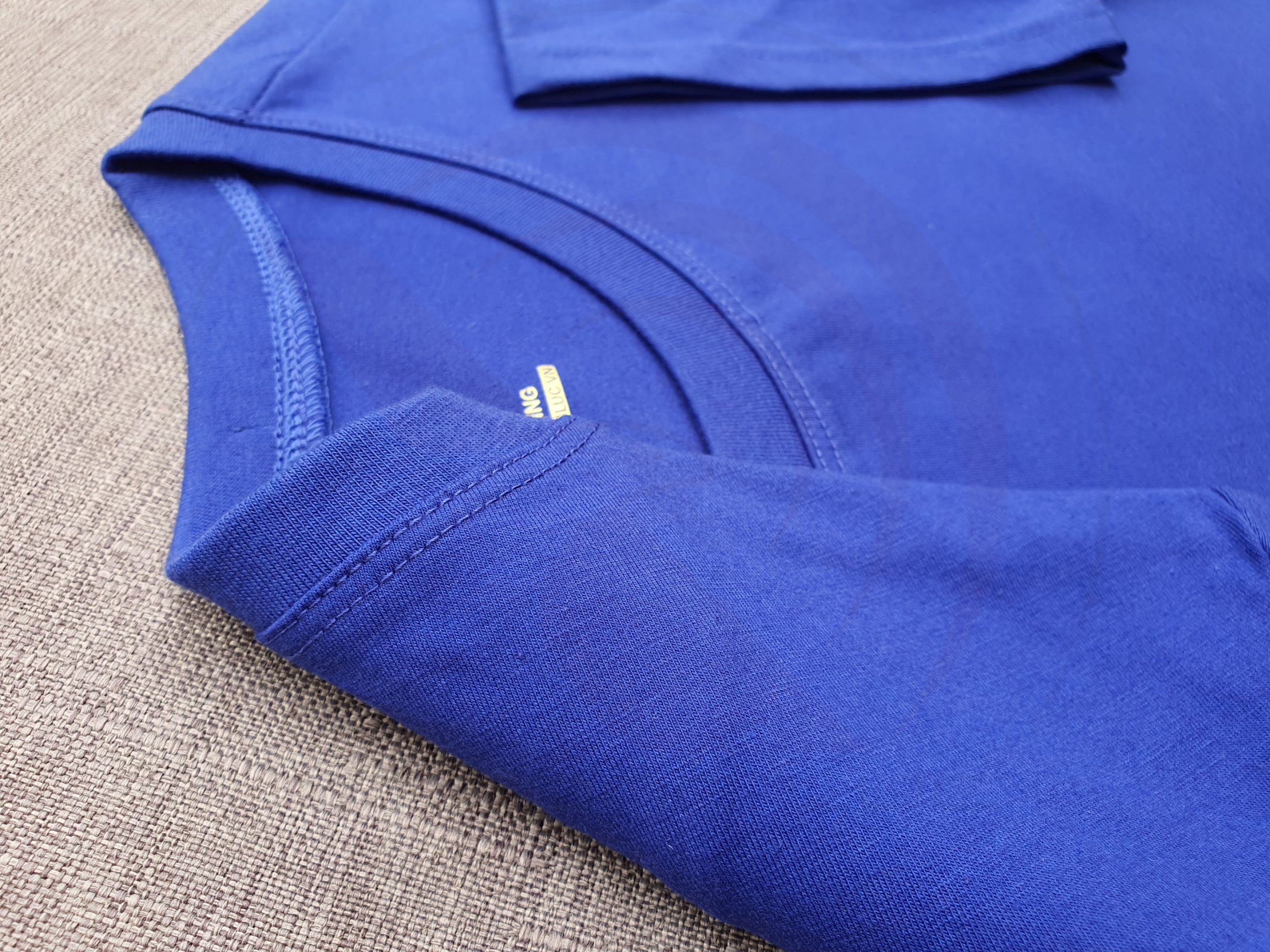 Hình chi tiết đường may và vạt áo áo thun cổ tròn ngắn tay supe unisex xanh bích