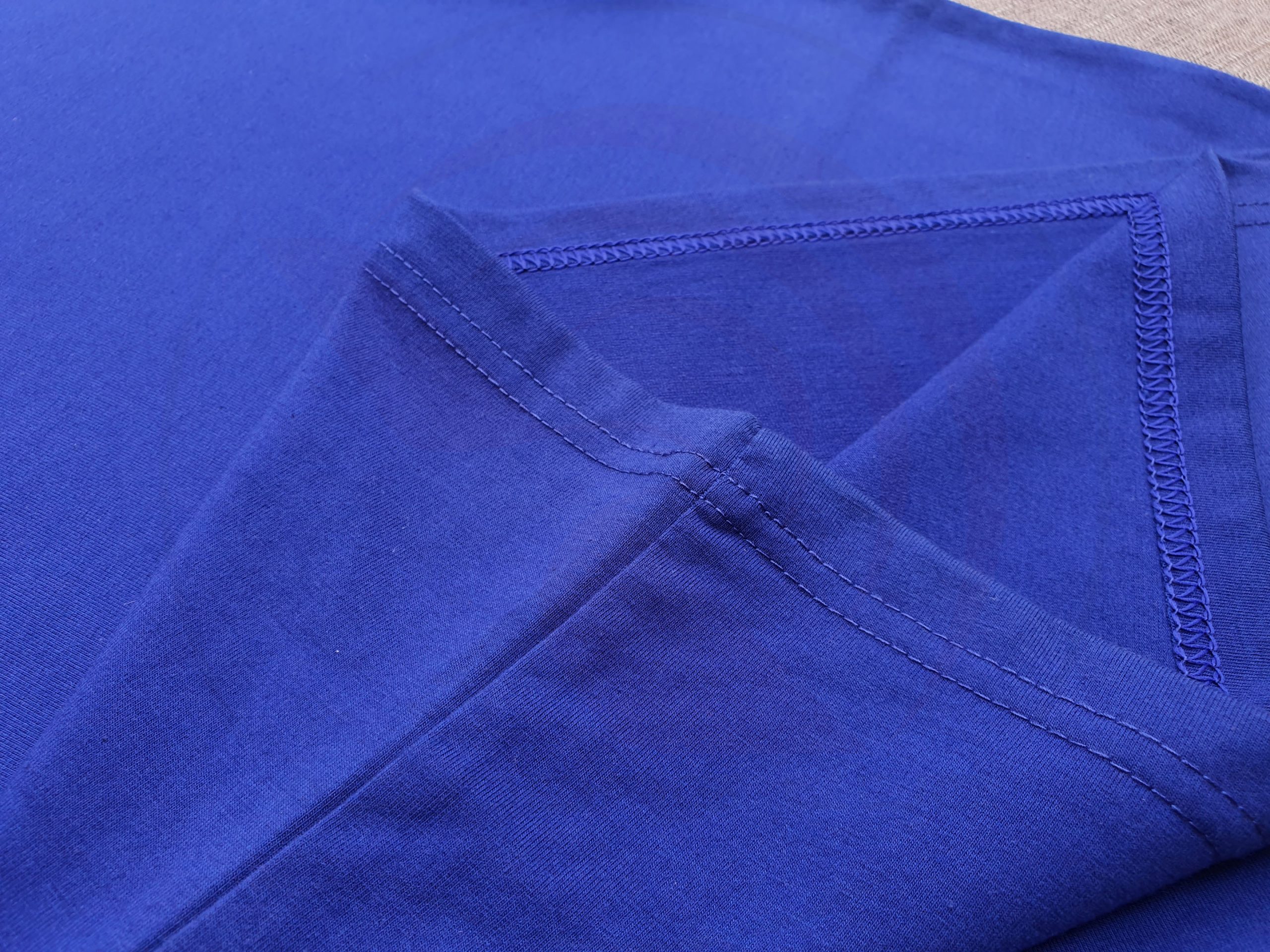 Chi tiết đường may và vạt áo áo thun cổ tròn ngắn tay supe unisex màu xanh bích