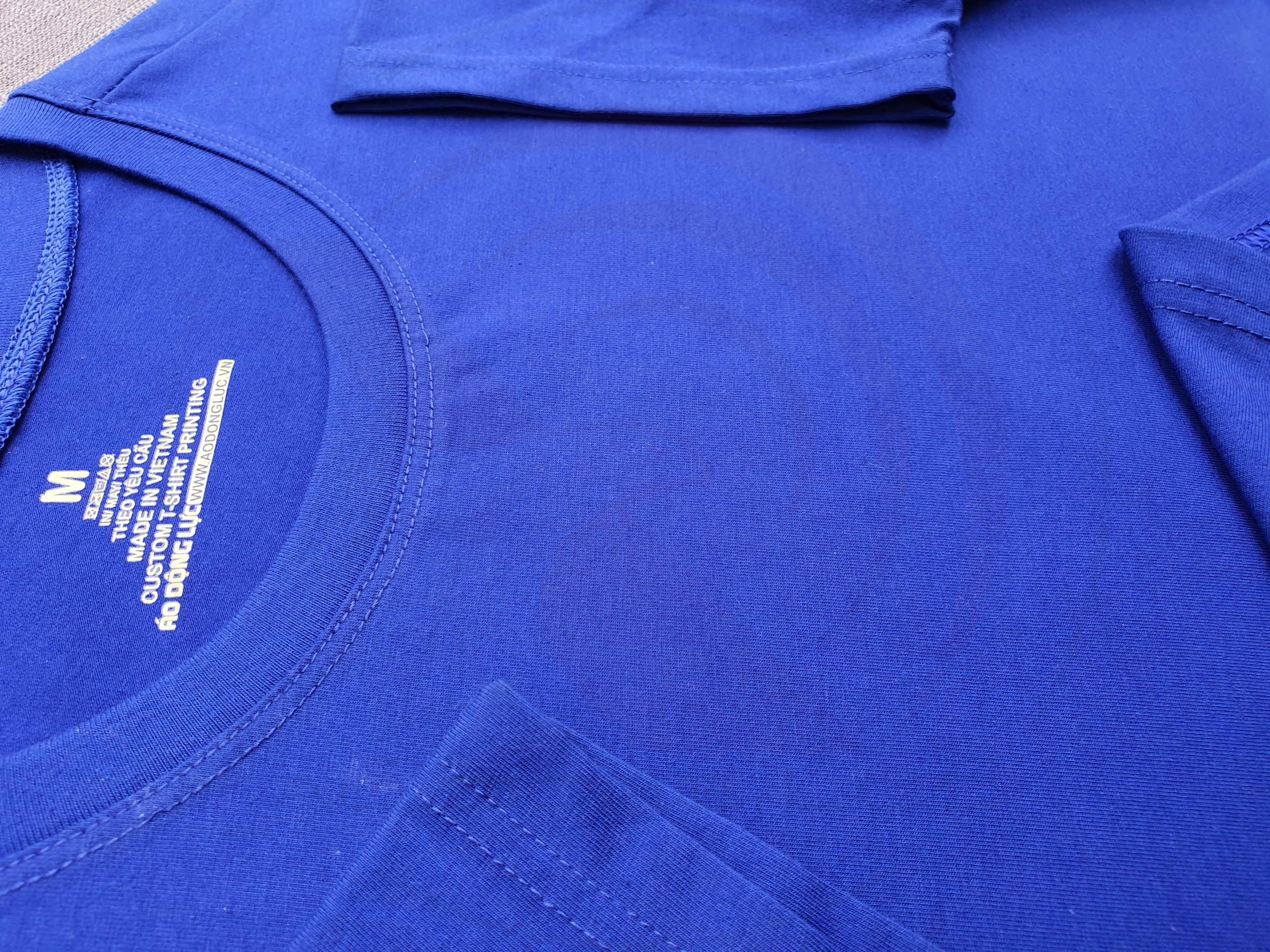 Chi tiết đường may và cổ áo bo ríp áo thun cổ tròn ngắn tay supe unisex xanh bích