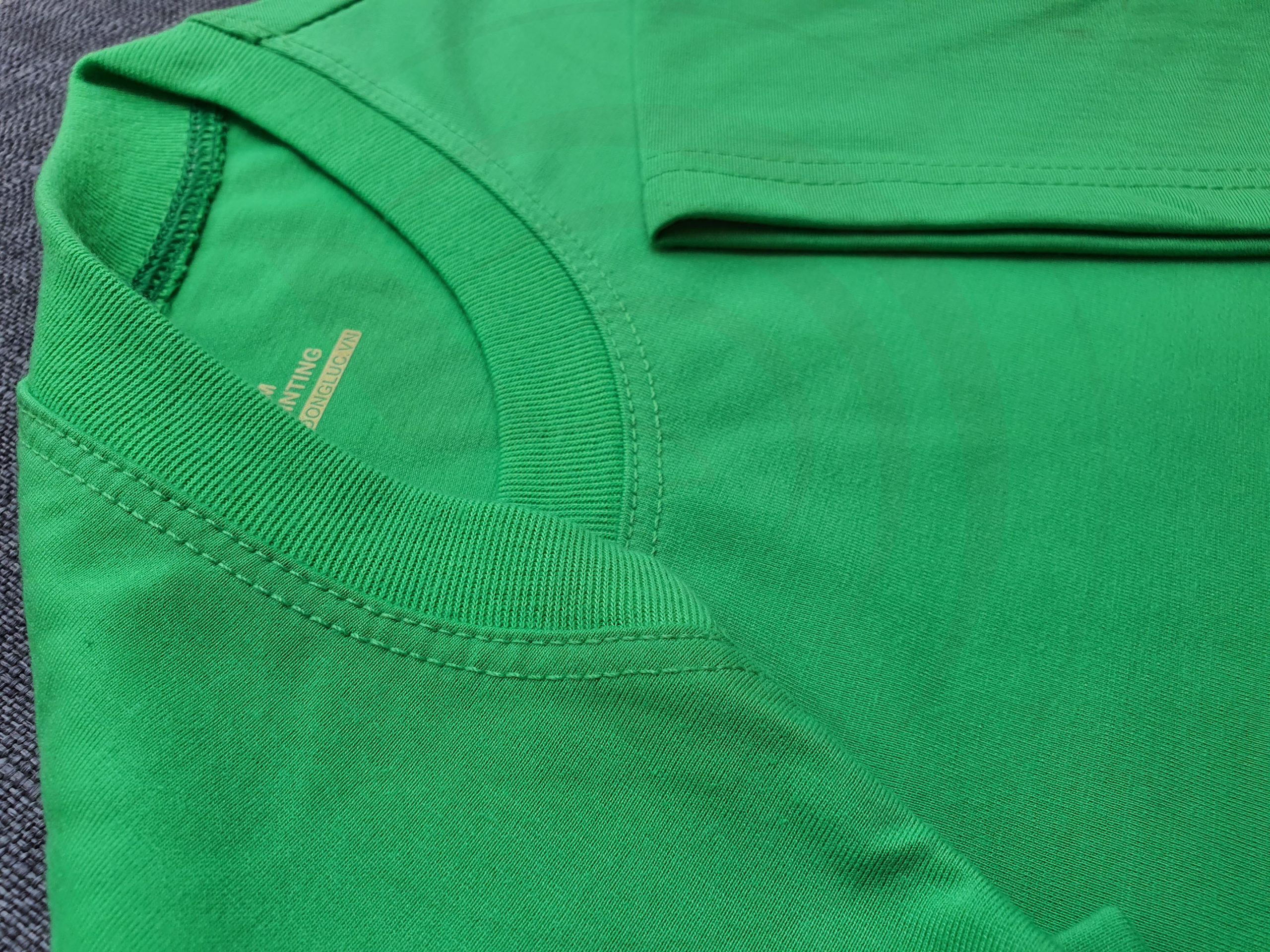 Chi tiết đường may và cổ áo bo ríp áo thun cổ tròn ngắn tay supe unisex xanh két