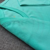 Chi tiết đường may và cổ áo bo ríp áo thun cổ tròn ngắn tay supe unisex xanh ngọc