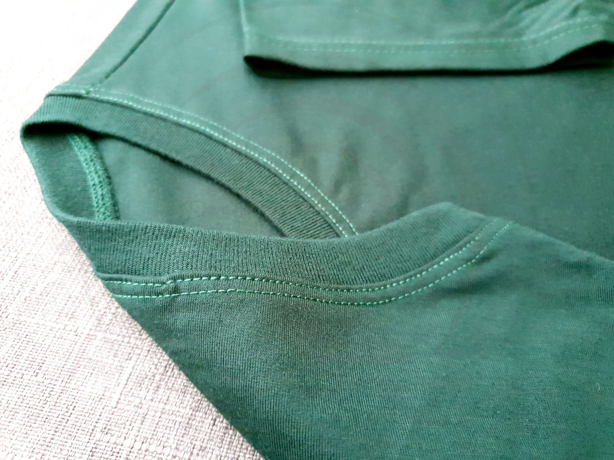 Chi tiết đường may và cổ áo bo ríp áo thun cổ tròn ngắn tay supe unisex xanh rêu