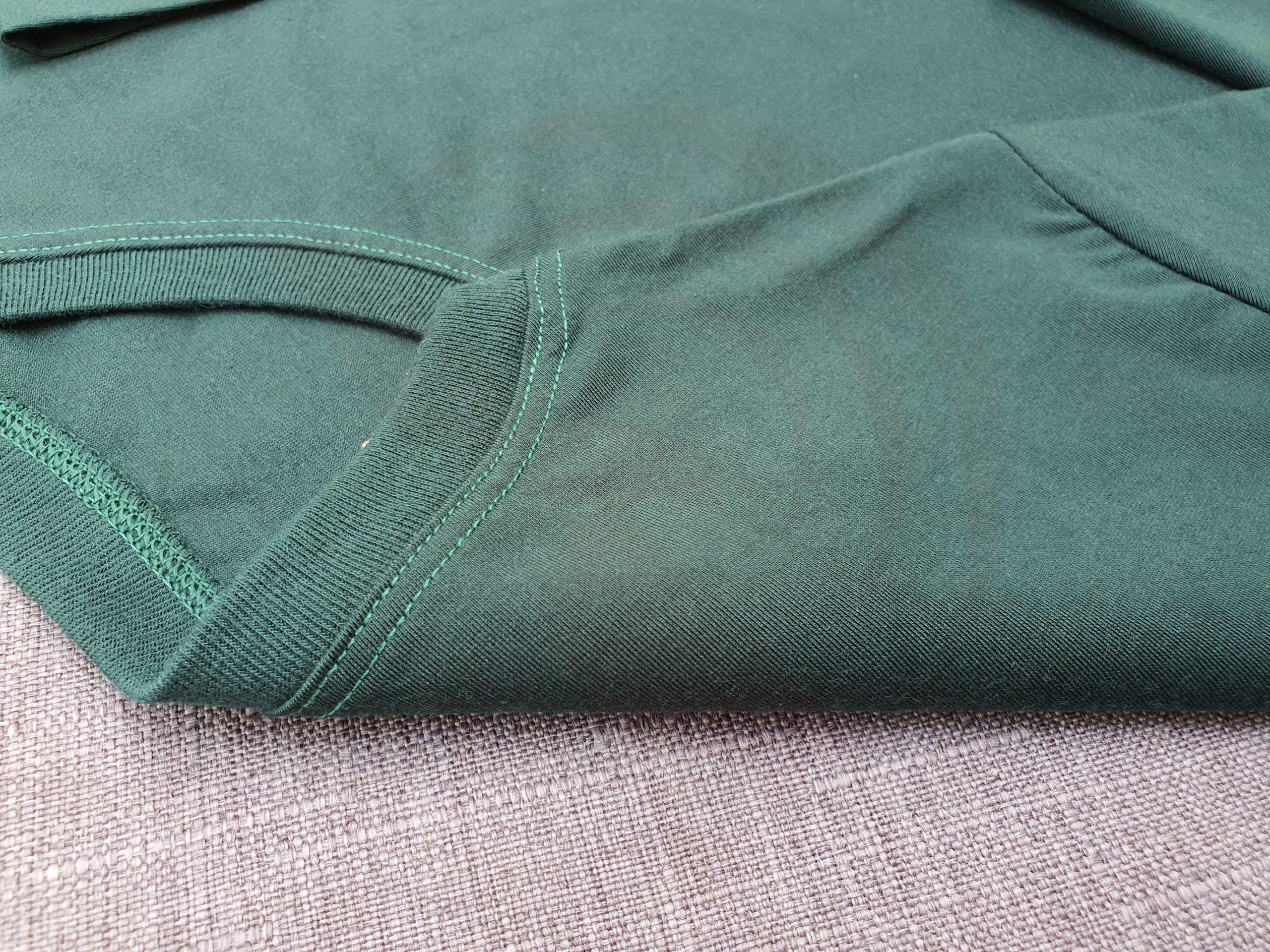 Chi tiết đường may và cổ áo bo ríp spandex áo thun cổ tròn ngắn tay supe unisex xanh rêu