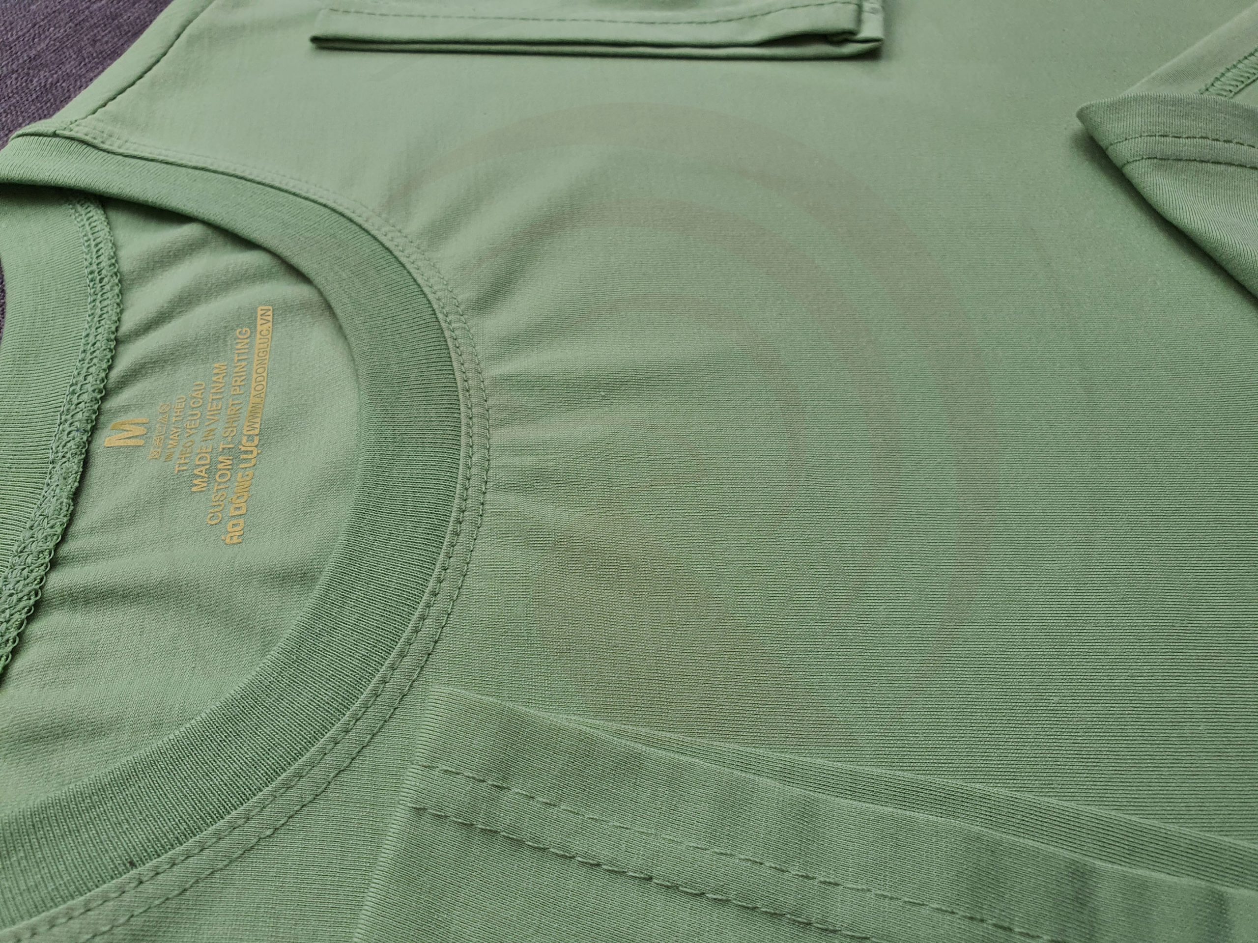 Chi tiết đường may và cổ áo bo ríp áo thun cổ tròn ngắn tay supe unisex xi măng