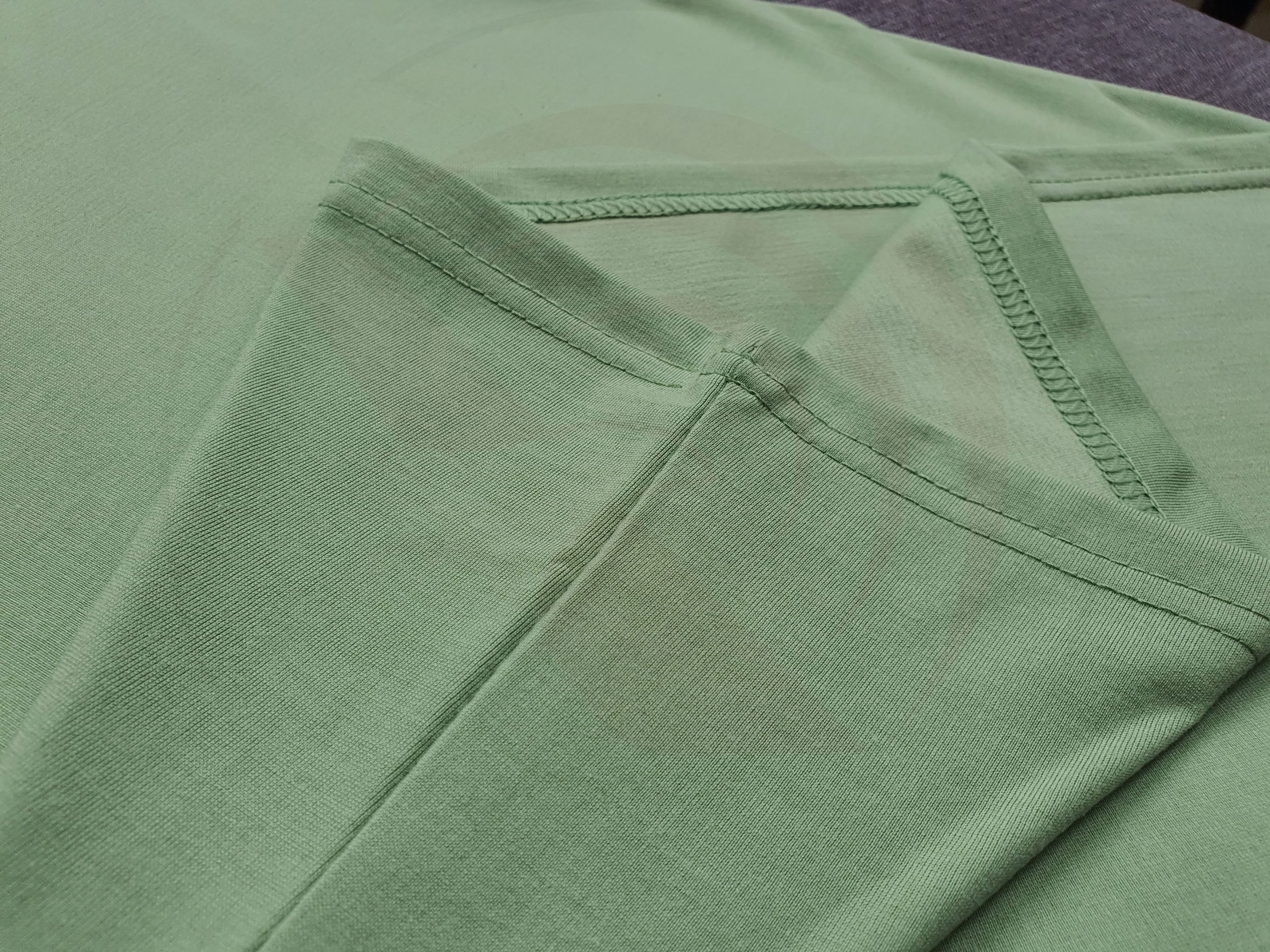 Chi tiết đường may và vạt áo áo thun cổ tròn ngắn tay supe unisex màu xi măng