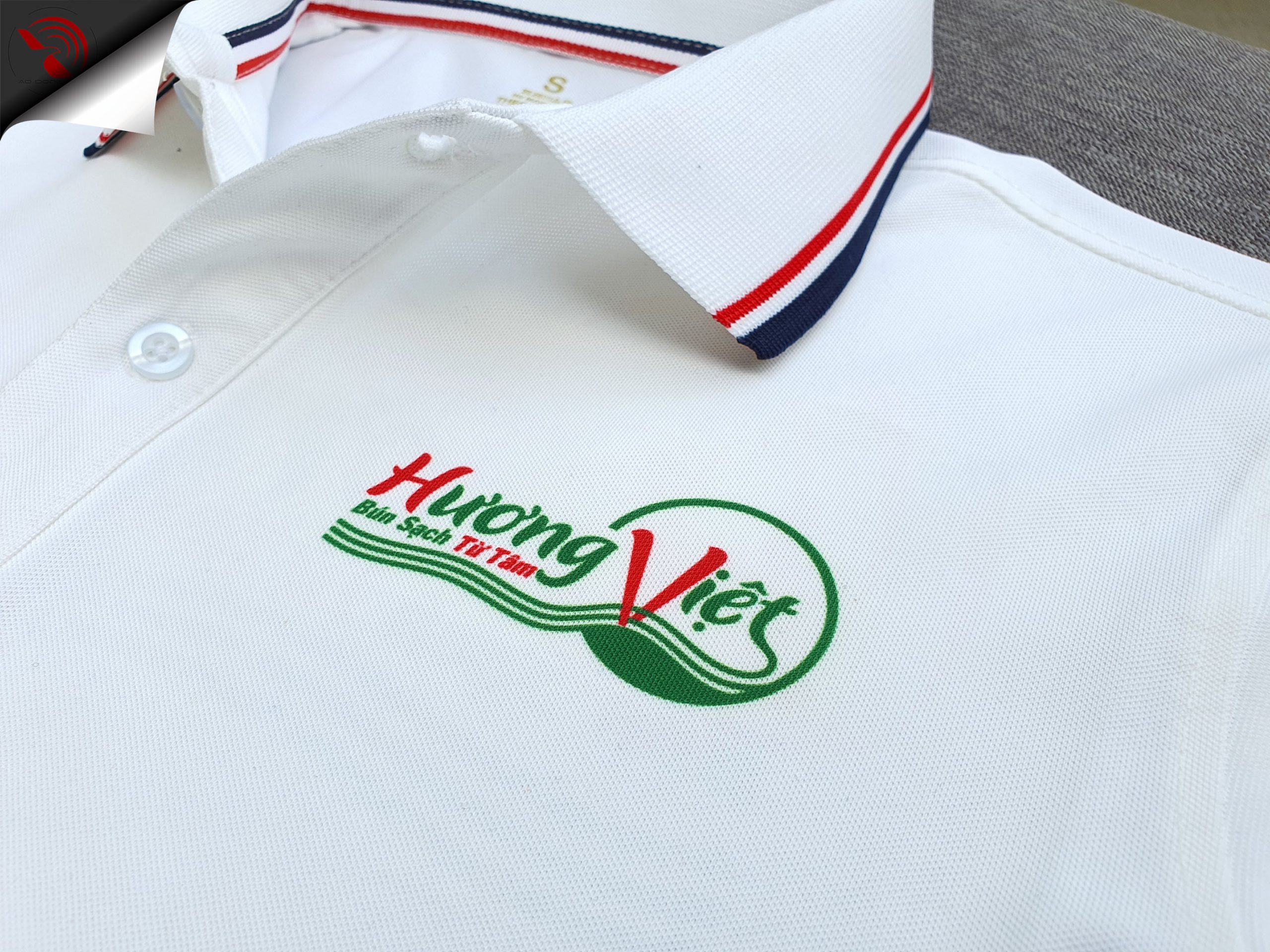 Đồng phục áo thun polo bo sọc màu trắng in chuyển nhiệt logo