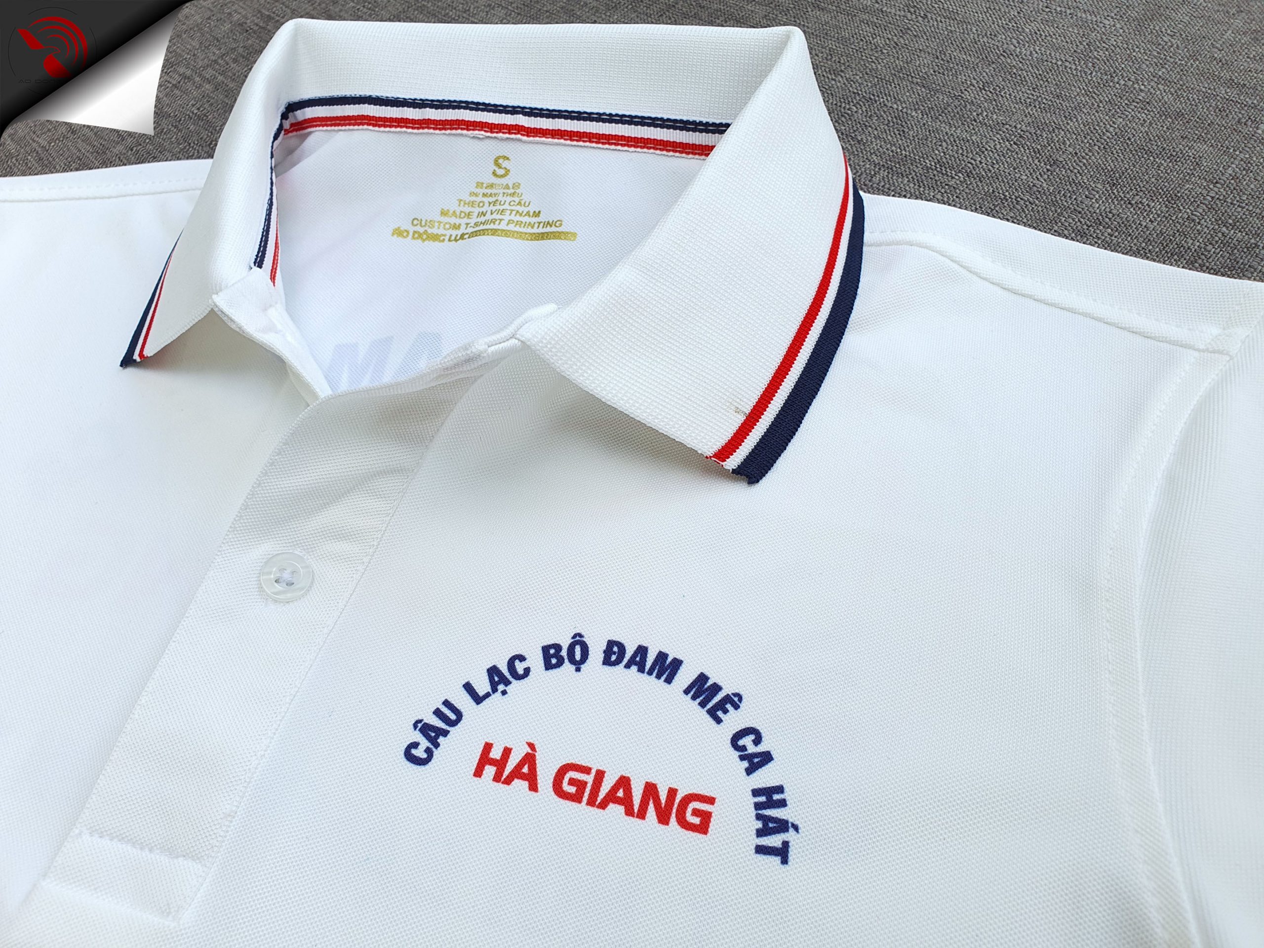Đồng phục áo thun polo bo sọc màu trắng in chuyển nhiệt