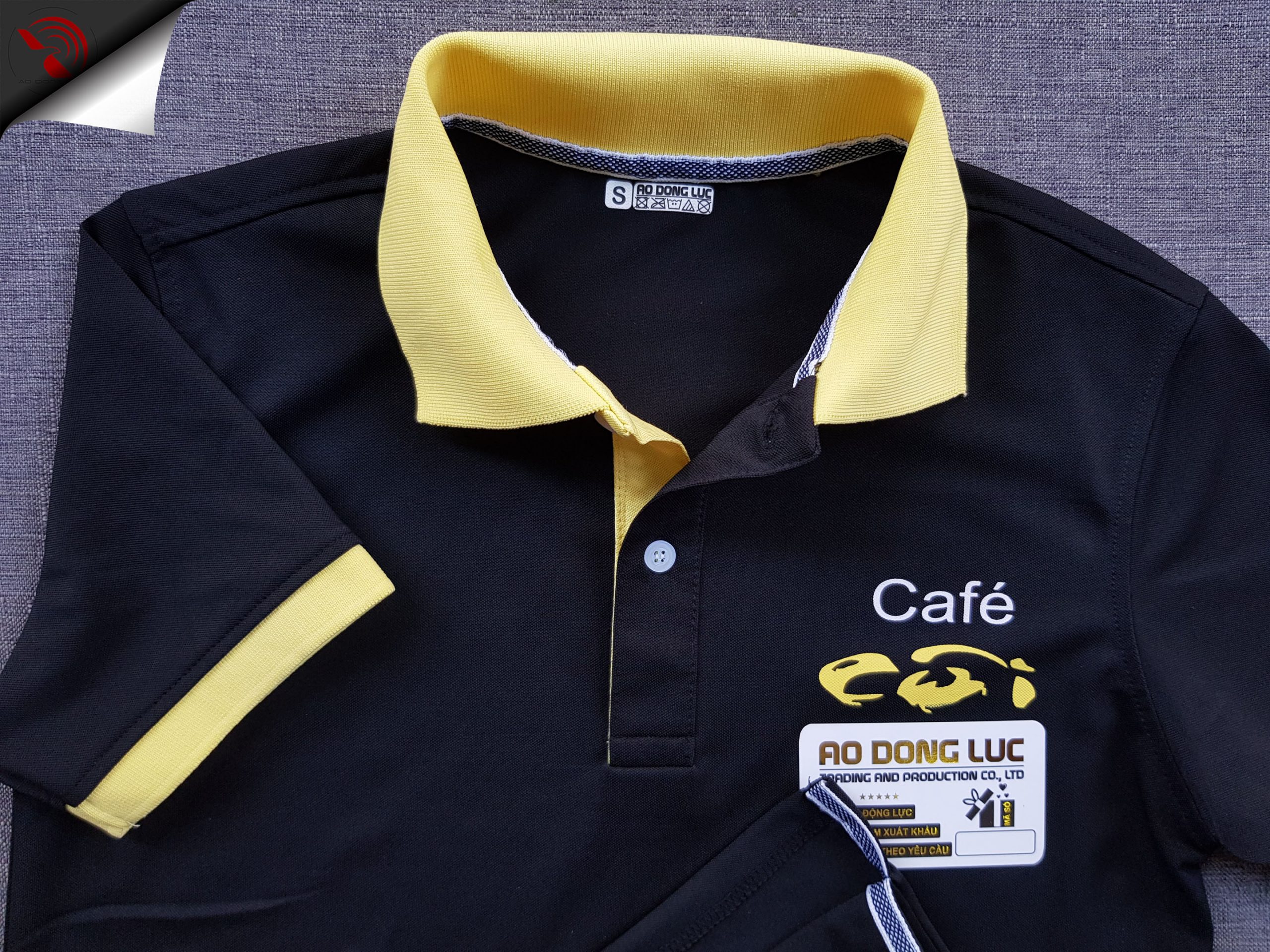 Đồng phục áo thun polo màu đen phối bo tay bo cổ trụ cổ trong màu vàng in lụa