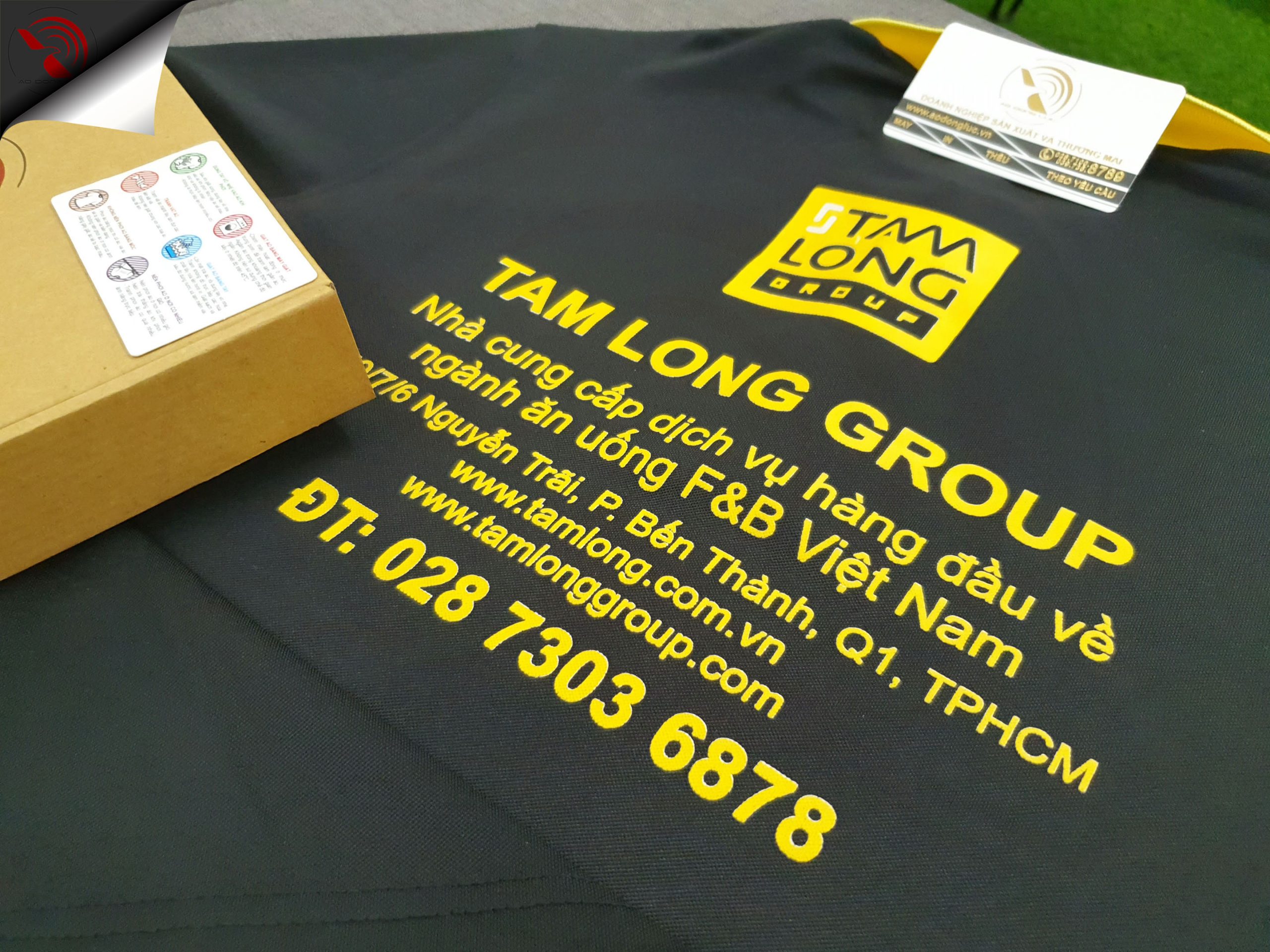 Đồng phục áo thun polo màu đen phối bo tay bo cổ trụ cổ màu vàng in lụa