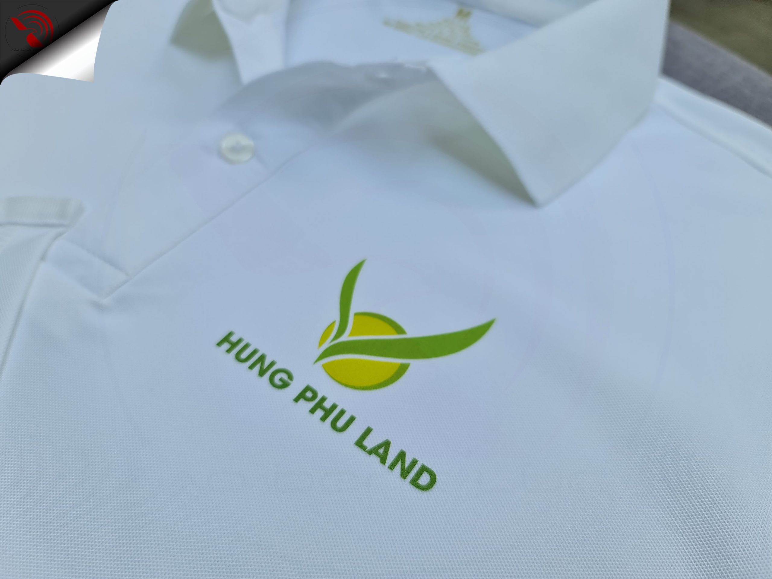 ao-polo-dong-phuc-bds-mau-trang-in-kts-hung-phu-land-logo Hình in kỹ thuật số lên áo thun đồng phục polo bo trơn màu trắng