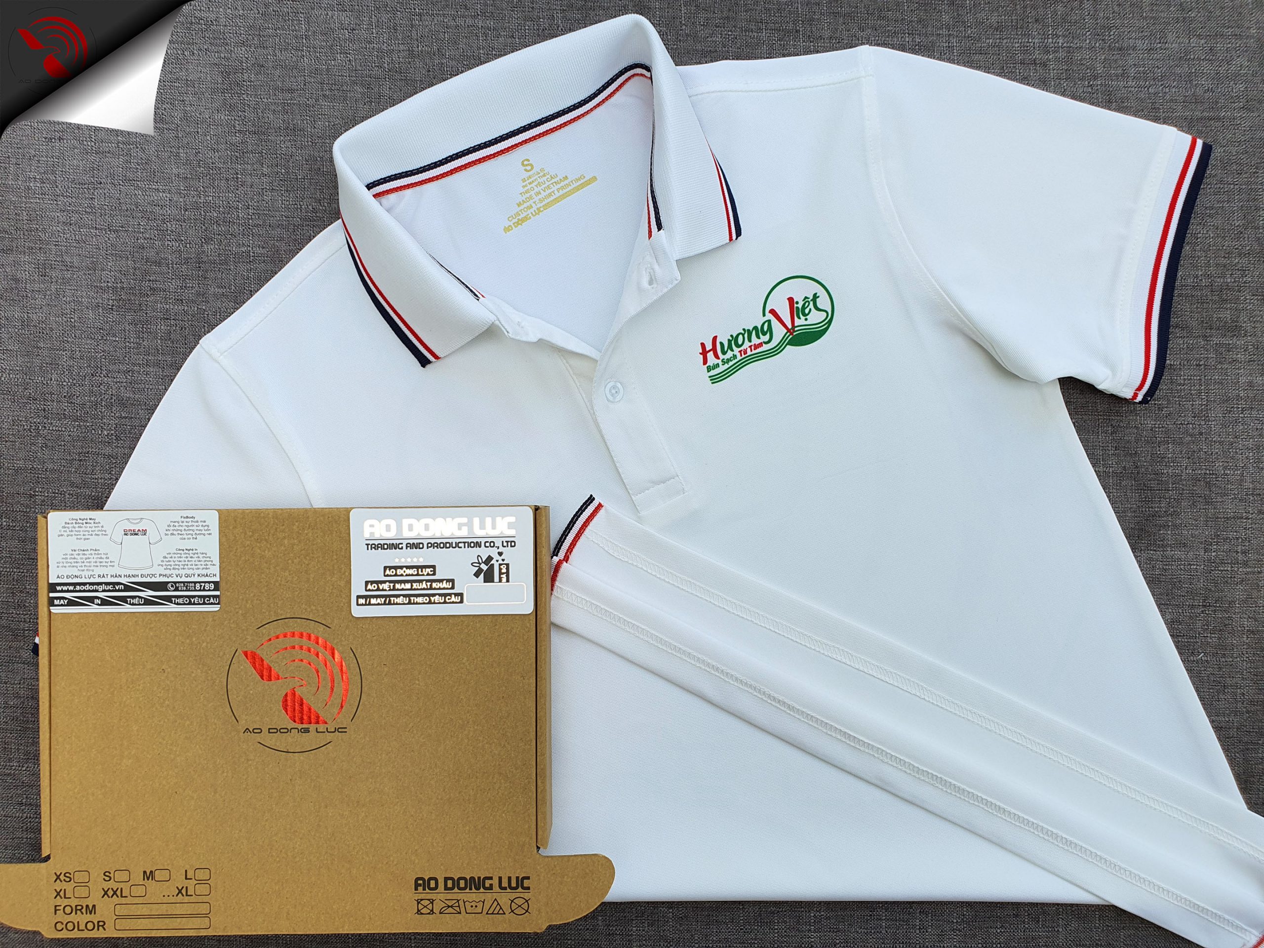 Đồng phục áo thun polo bo sọc màu trắng in chuyển nhiệt logo