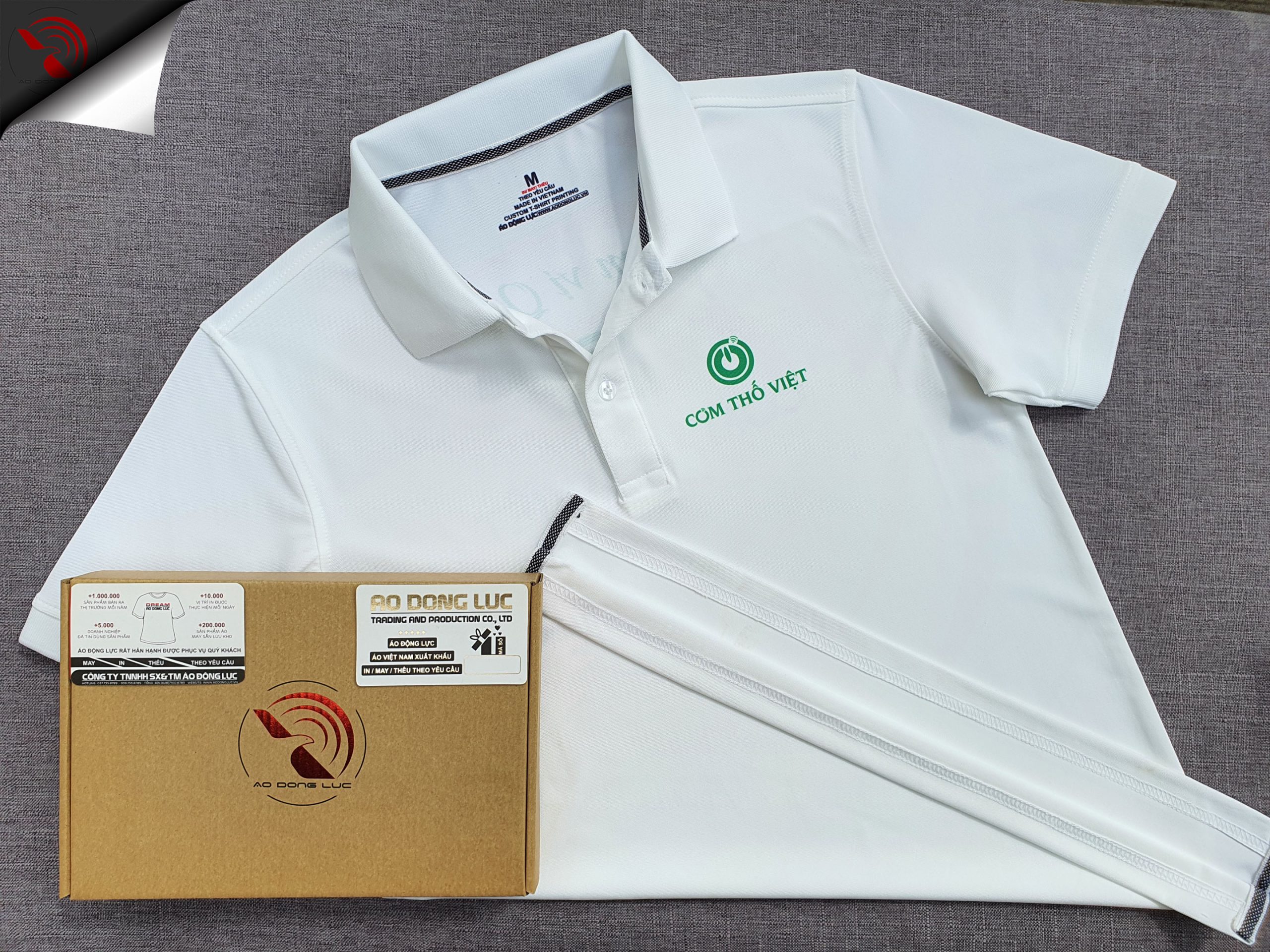 Đồng phục áo thun polo bo trơn màu trắng in chuyển nhiệt logo