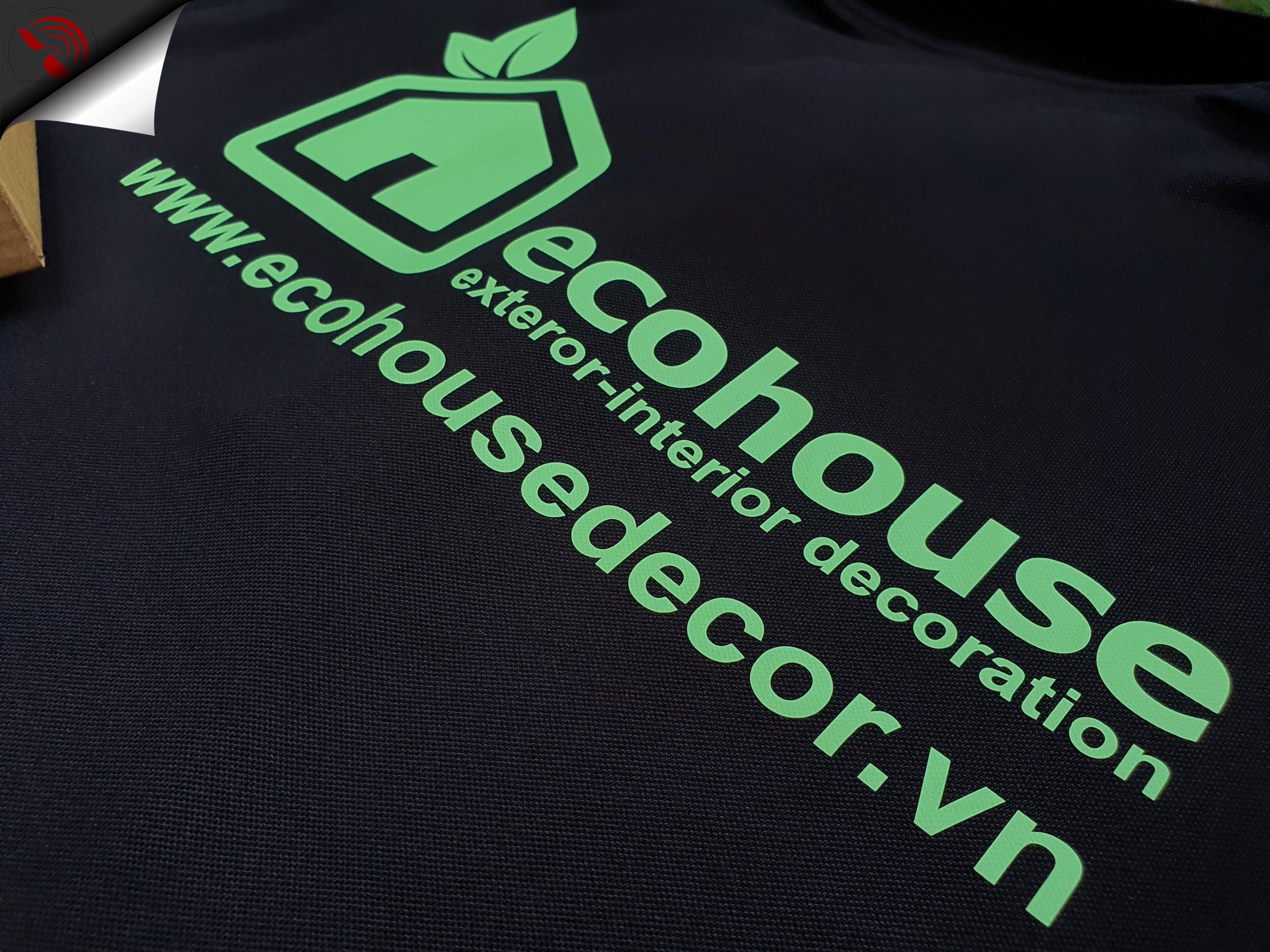 Hình in dạ quang lên áo thun đồng phục polo bo trơn màu đen