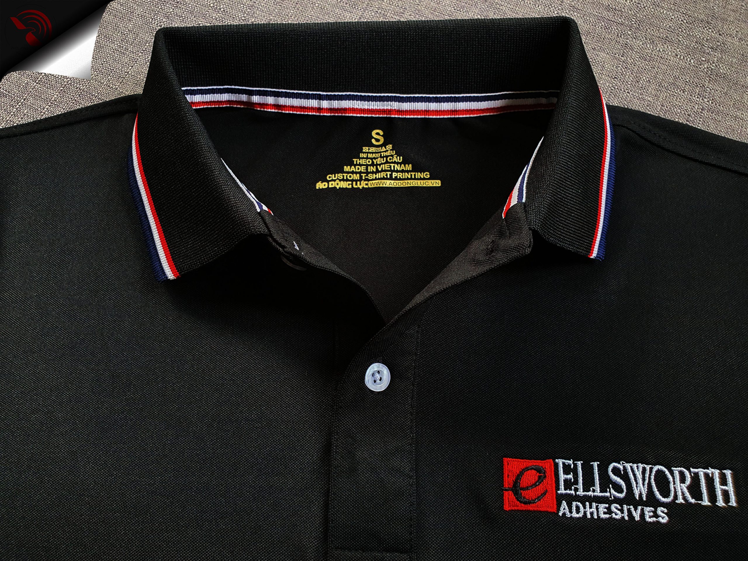 Đồng phục áo thun polo bo sọc màu đen thêu logo