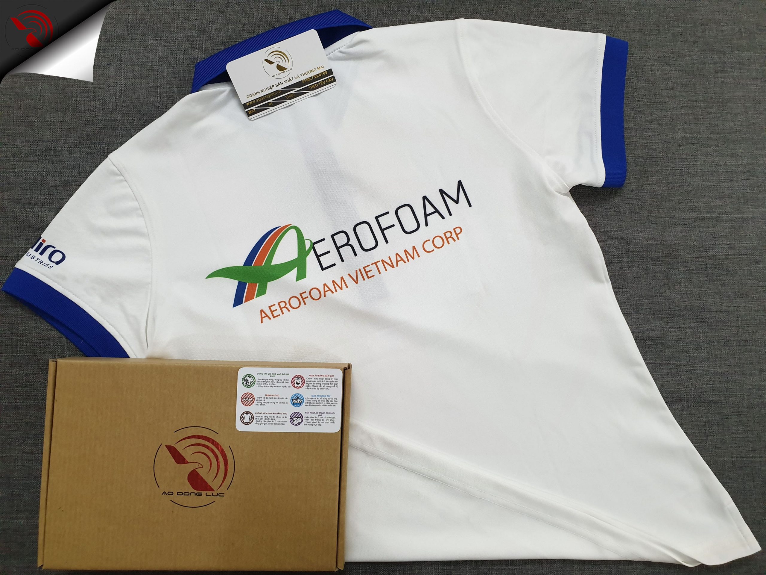 Đồng phục áo thun polo màu trắng phối xanh bích in chuyển nhiệt logo