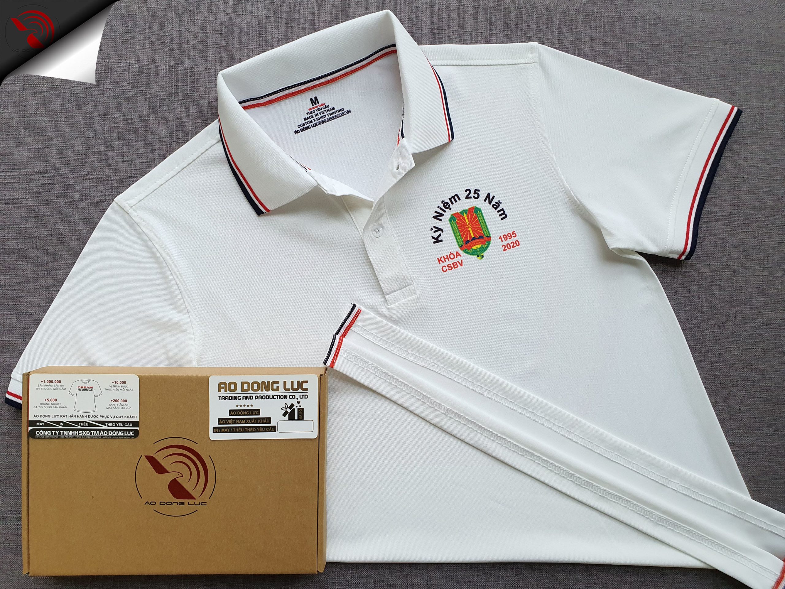 Đồng phục áo thun polo bo sọc màu trắng in chuyển nhiệt logo