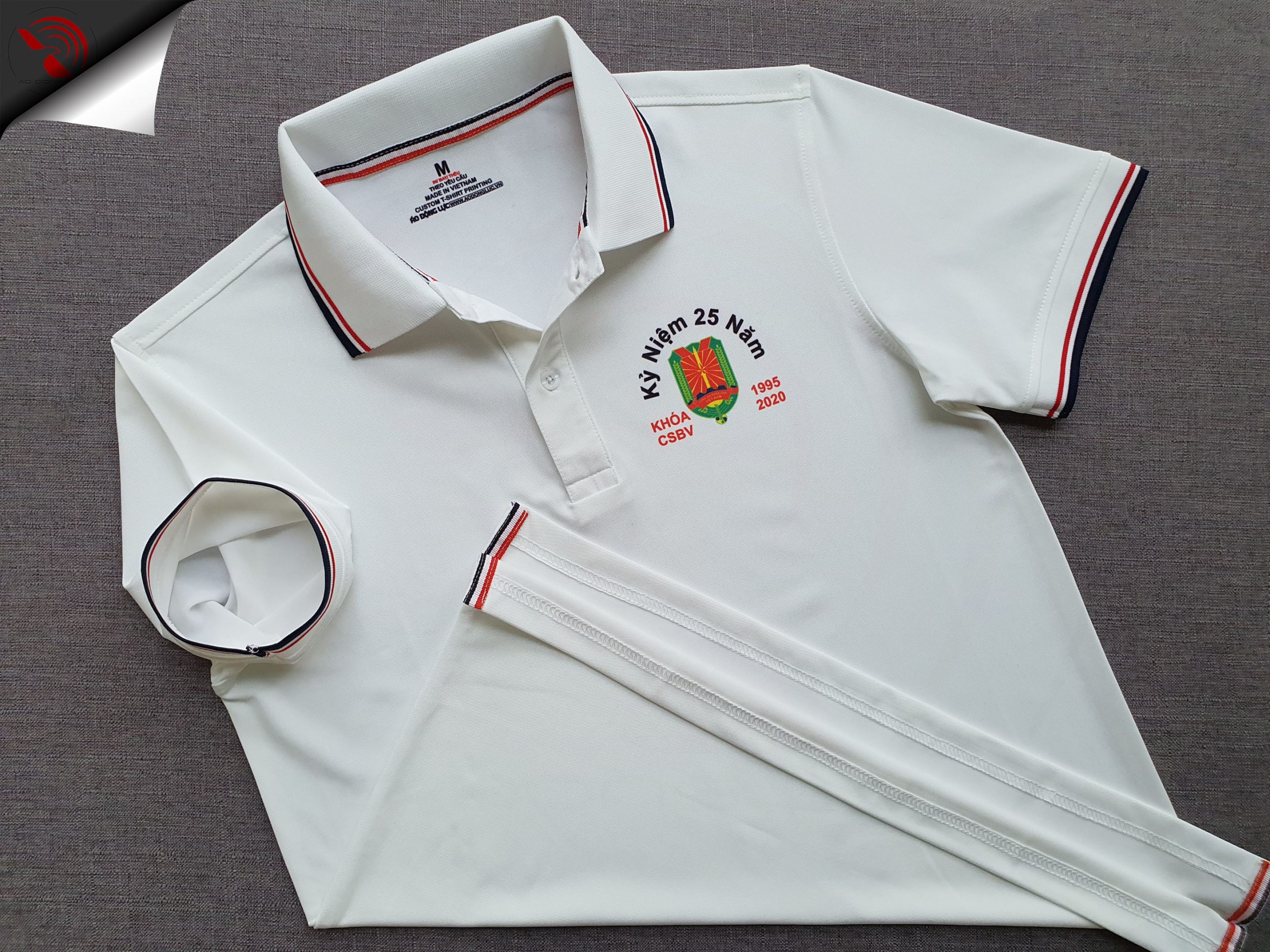 Đồng phục áo thun polo bo sọc màu trắng in chuyển nhiệt logo