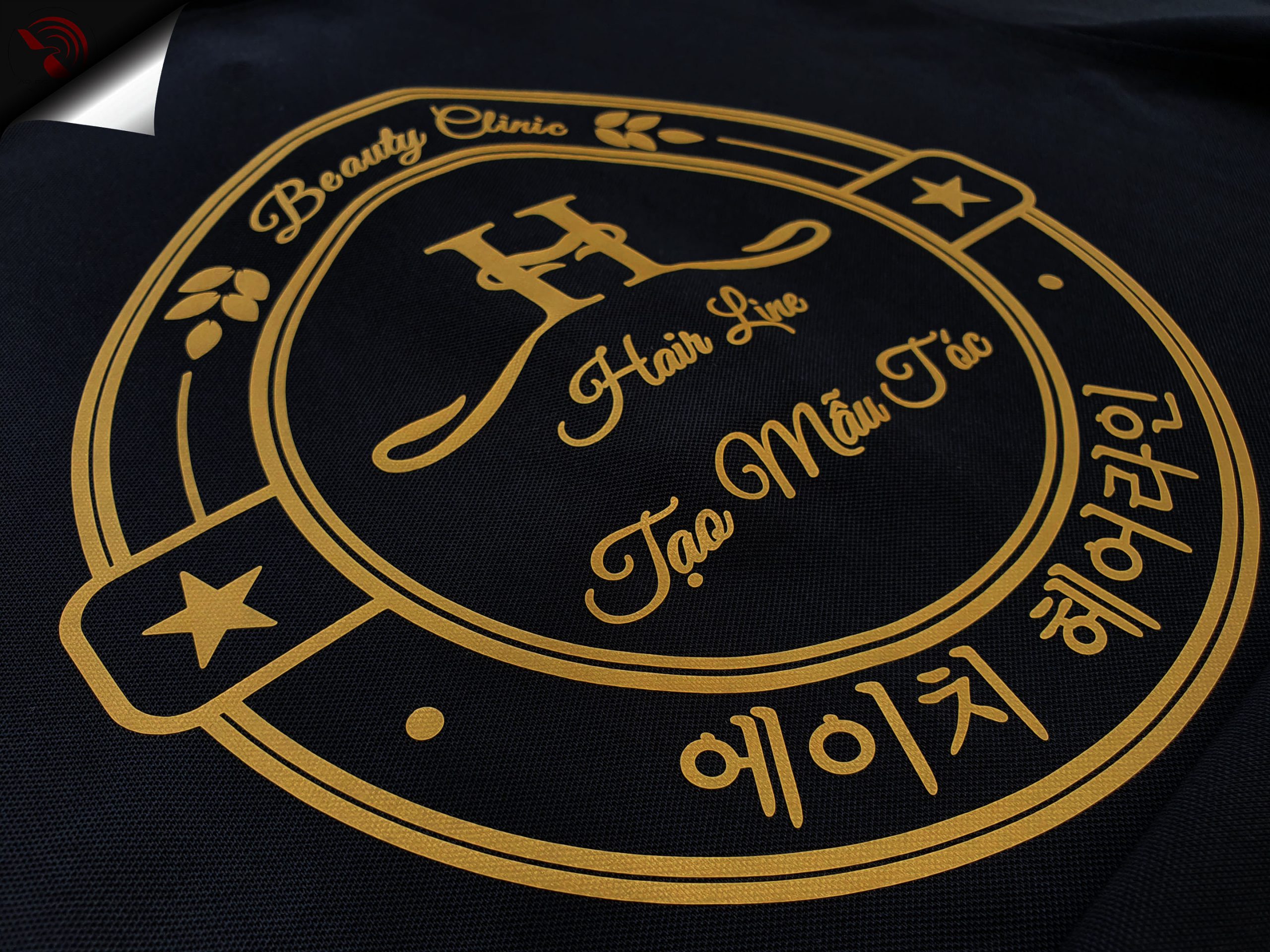Hình in decal vàng đồng lên áo thun đồng phục polo đen
