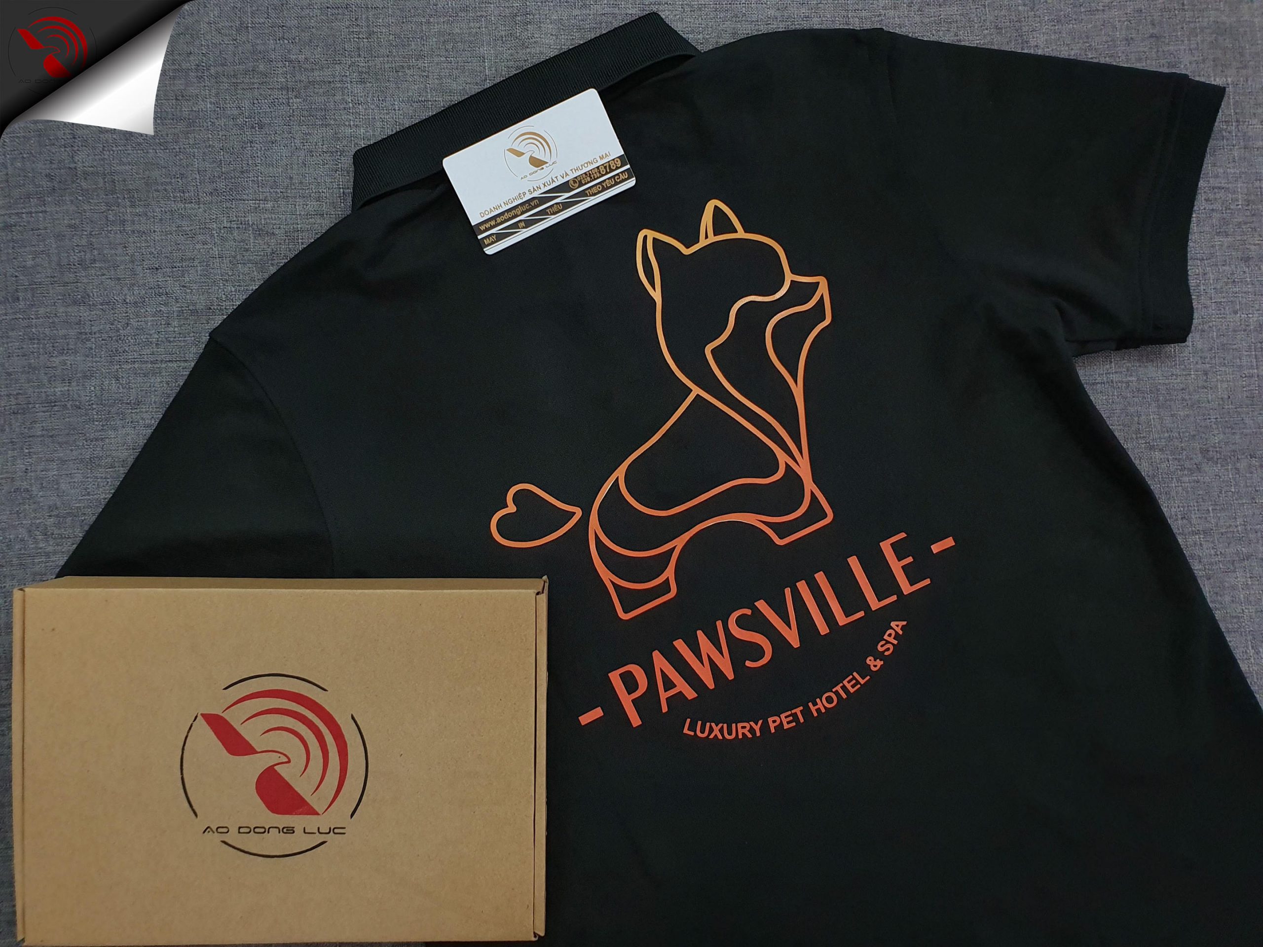 Đồng phục áo thun polo bo trơn màu đen in decal logo