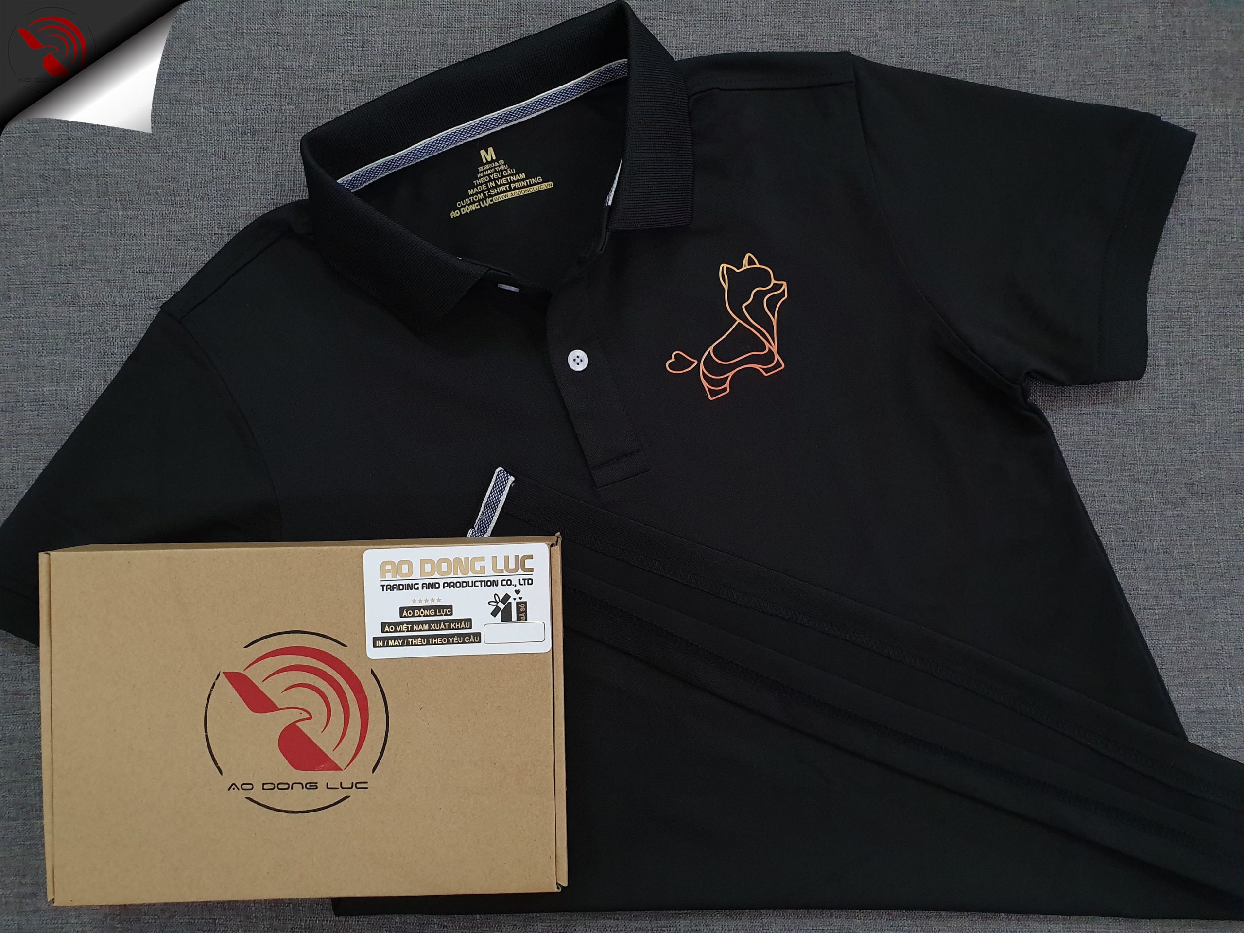 Đồng phục áo thun polo bo trơn màu đen in decal logo