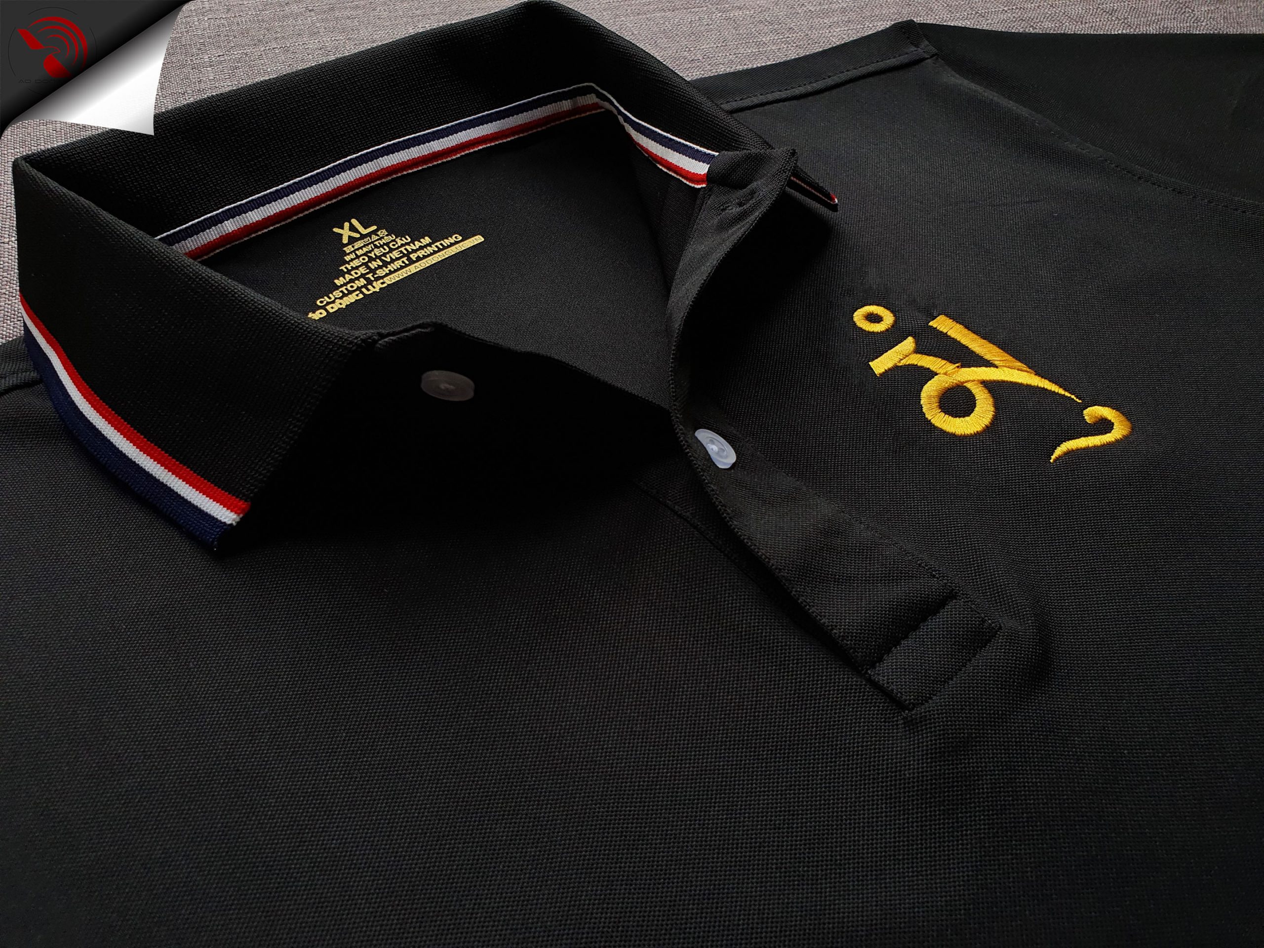 Đồng phục áo thun polo bo sọc màu đen thêu logo