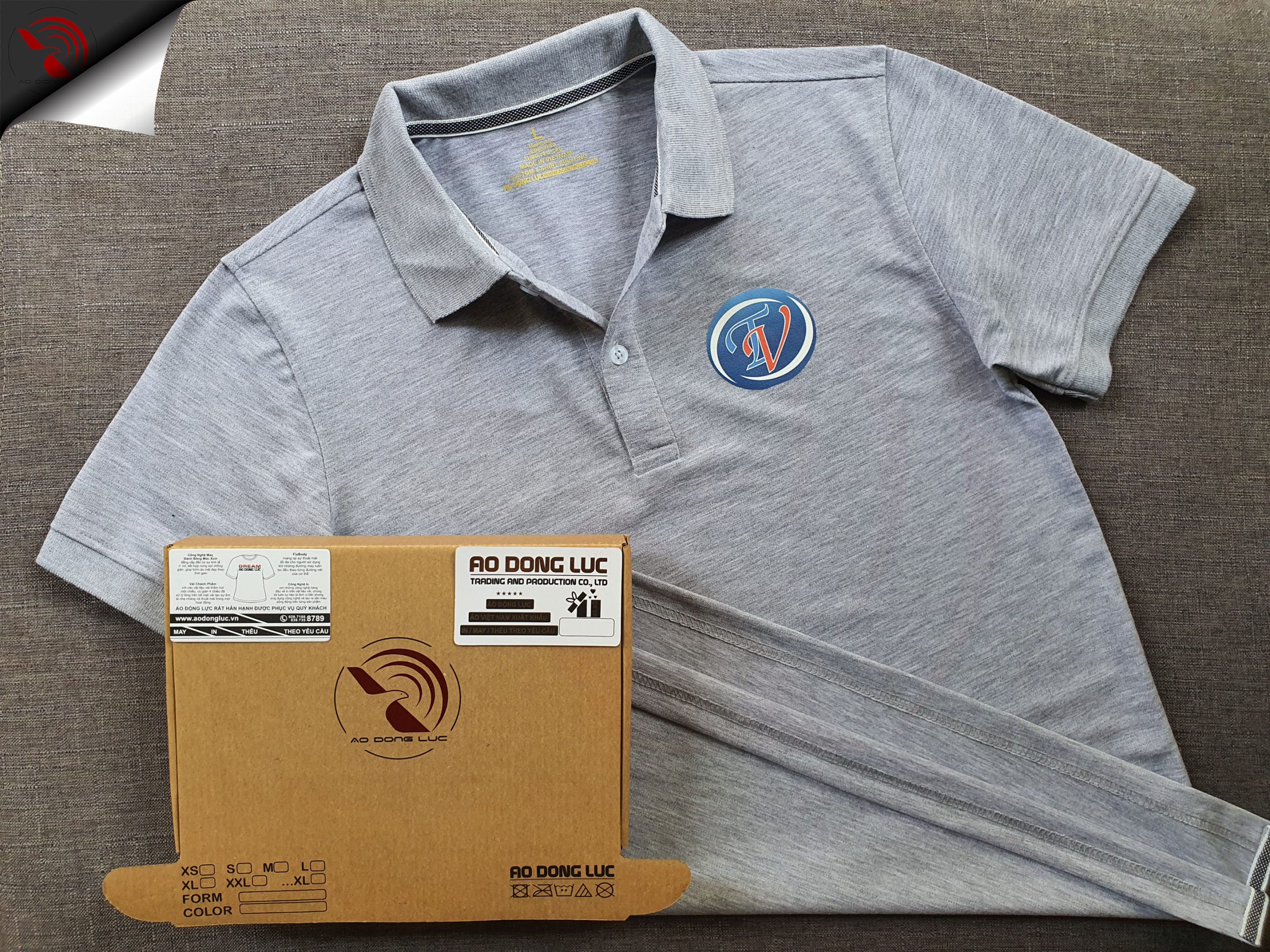 Đồng phục áo thun polo bo trơn màu xám tiêu in decal logo