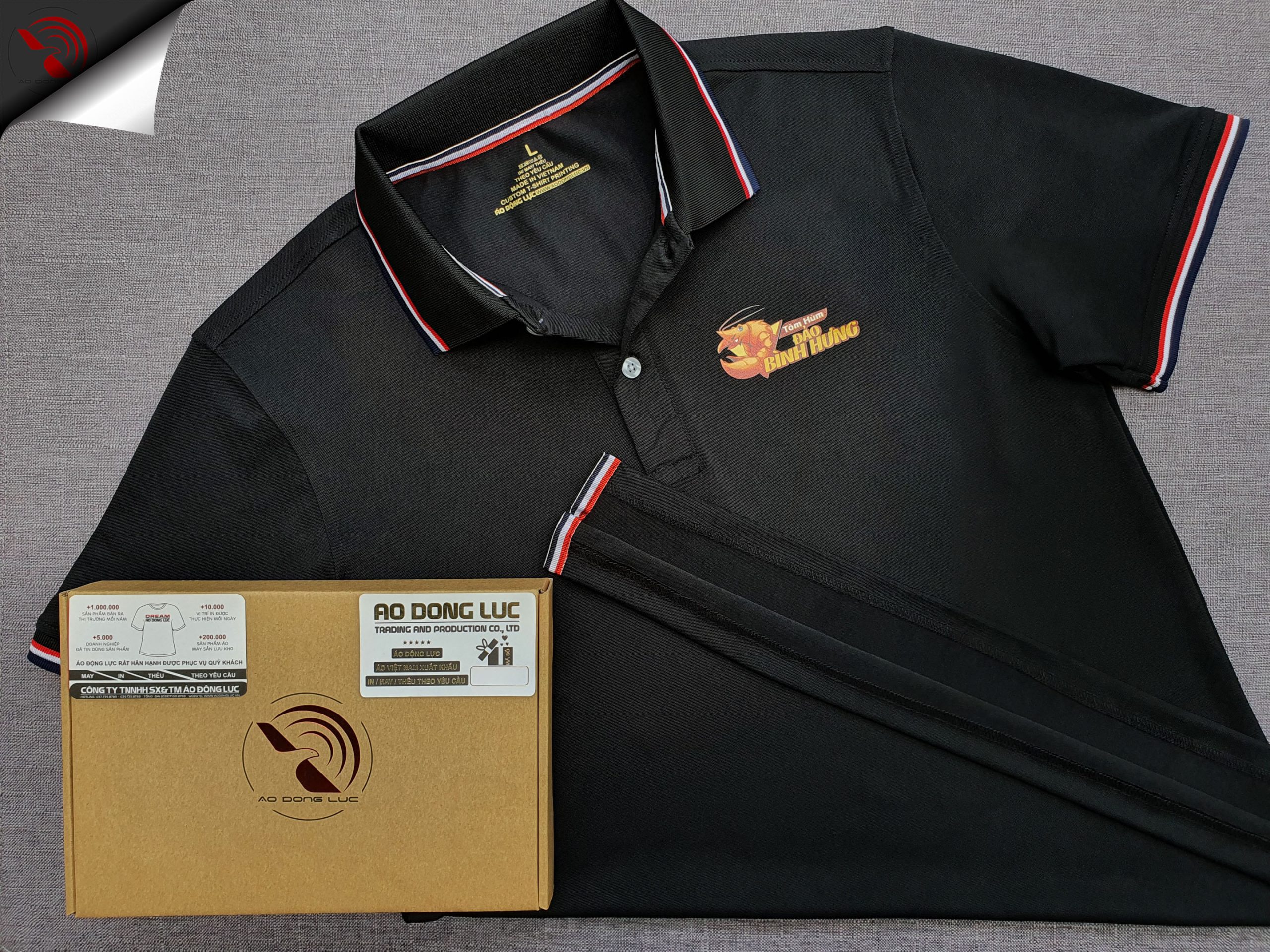 Đồng phục áo thun polo bo sọc màu đen in decal