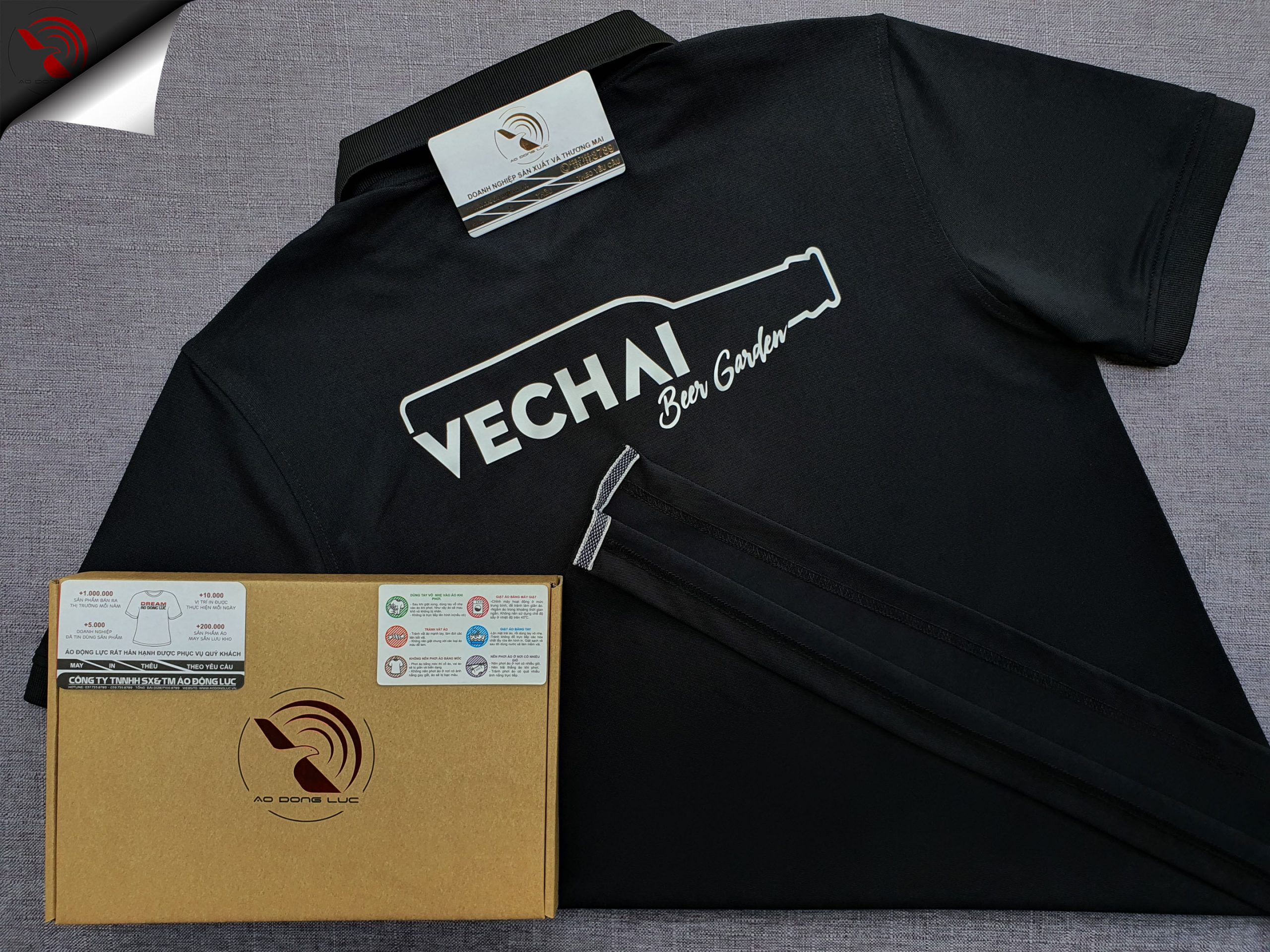 Đồng phục áo thun polo bo trơn màu đen in decal