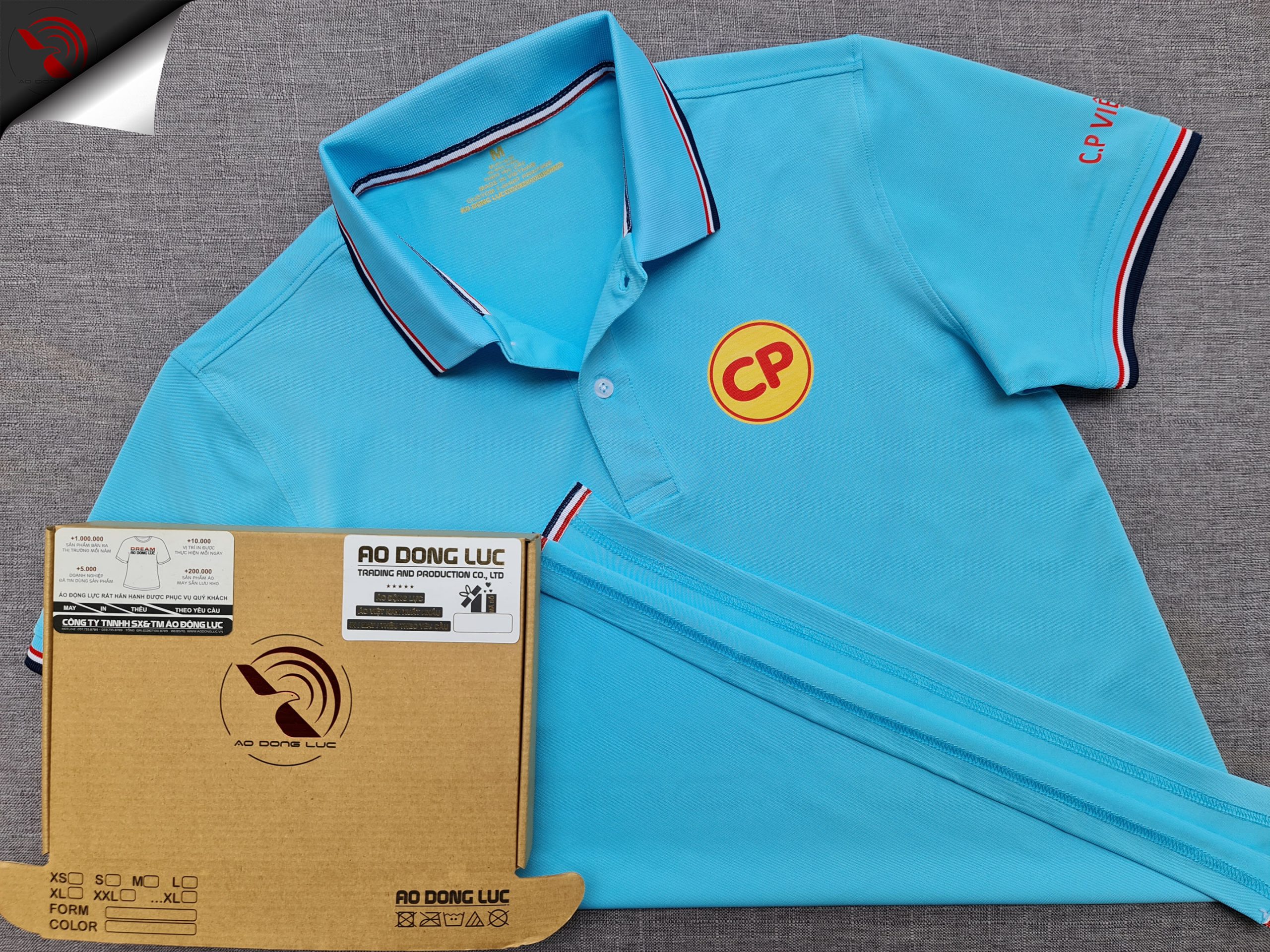 Đồng phục áo thun polo bo sọc thiên thanh in kỹ thuật số logo