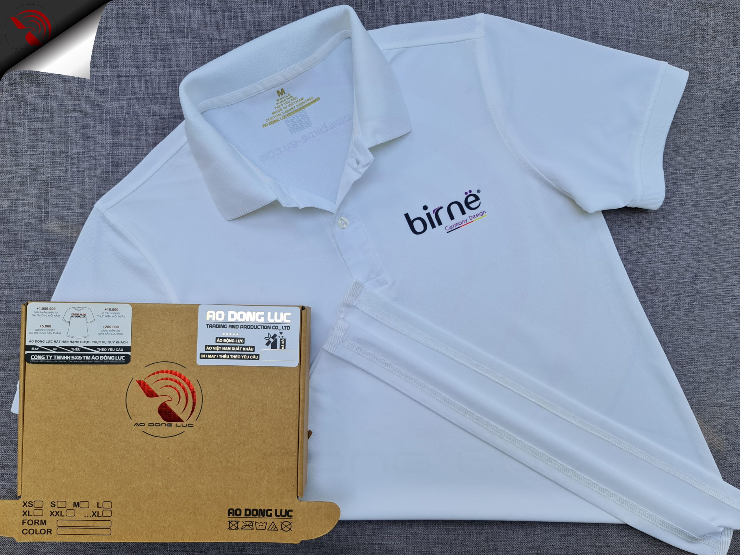 Đồng phục áo thun polo bo trơn màu trắng in chuyển nhiệt logo