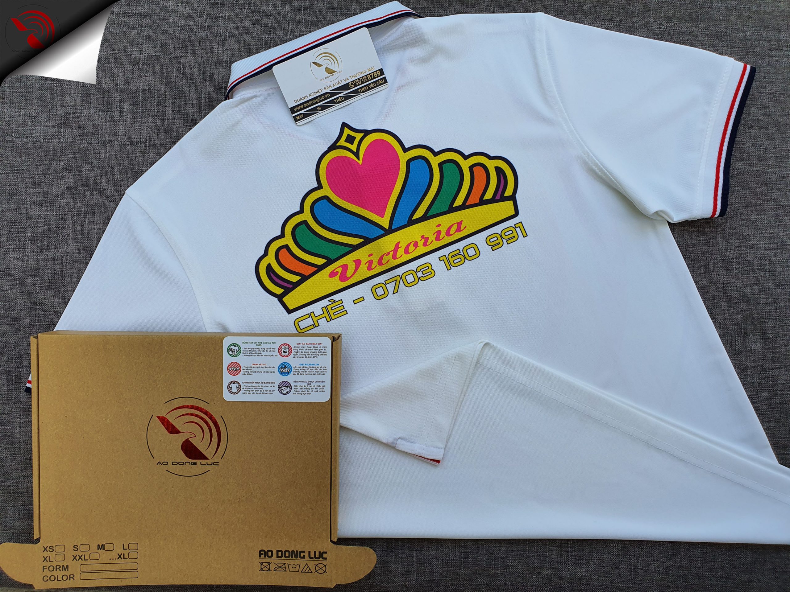 Đồng phục áo thun polo bo sọc màu trắng in chuyển nhiệt logo