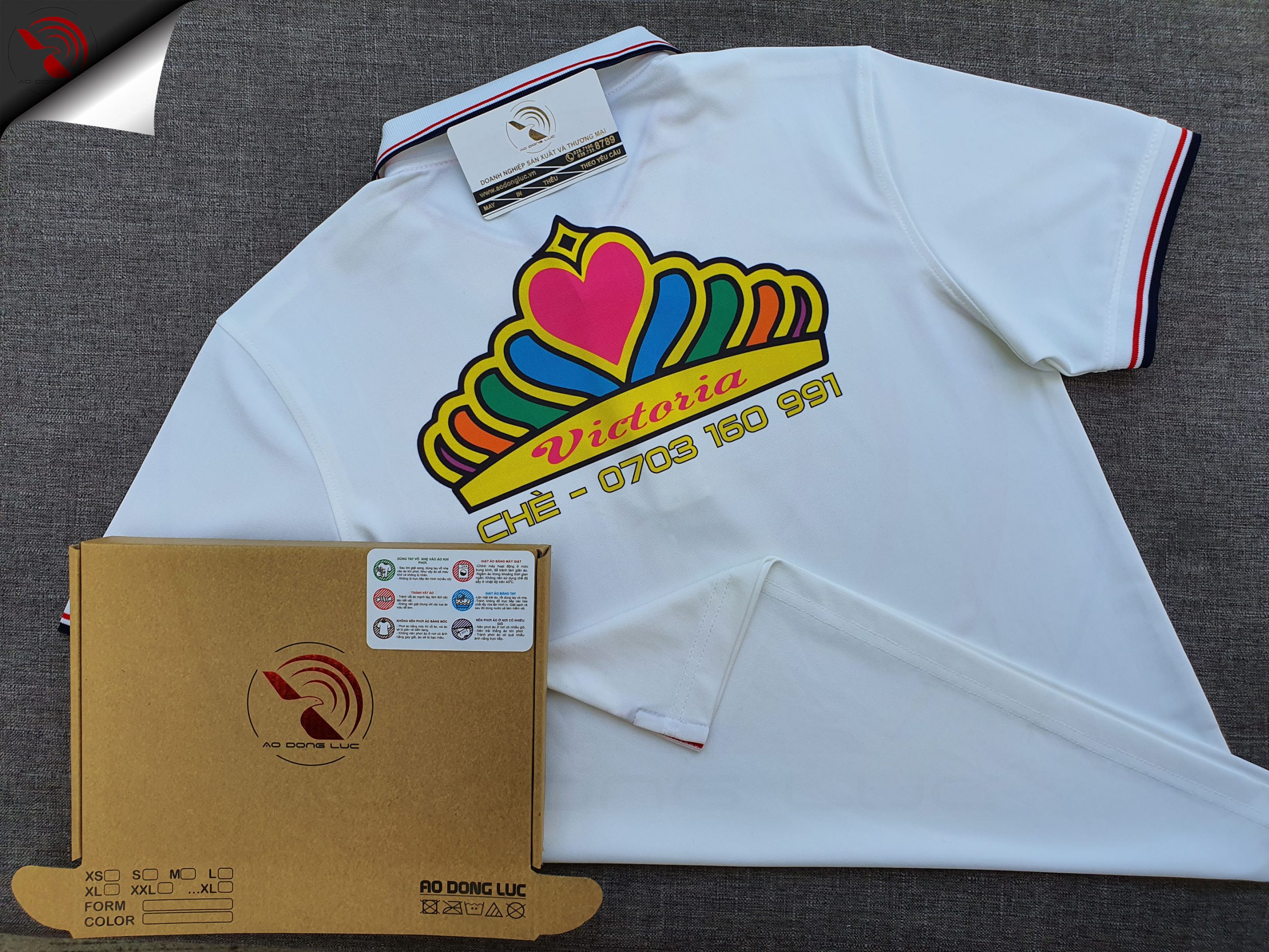 Đồng phục áo thun polo bo sọc màu trắng in chuyển nhiệt logo