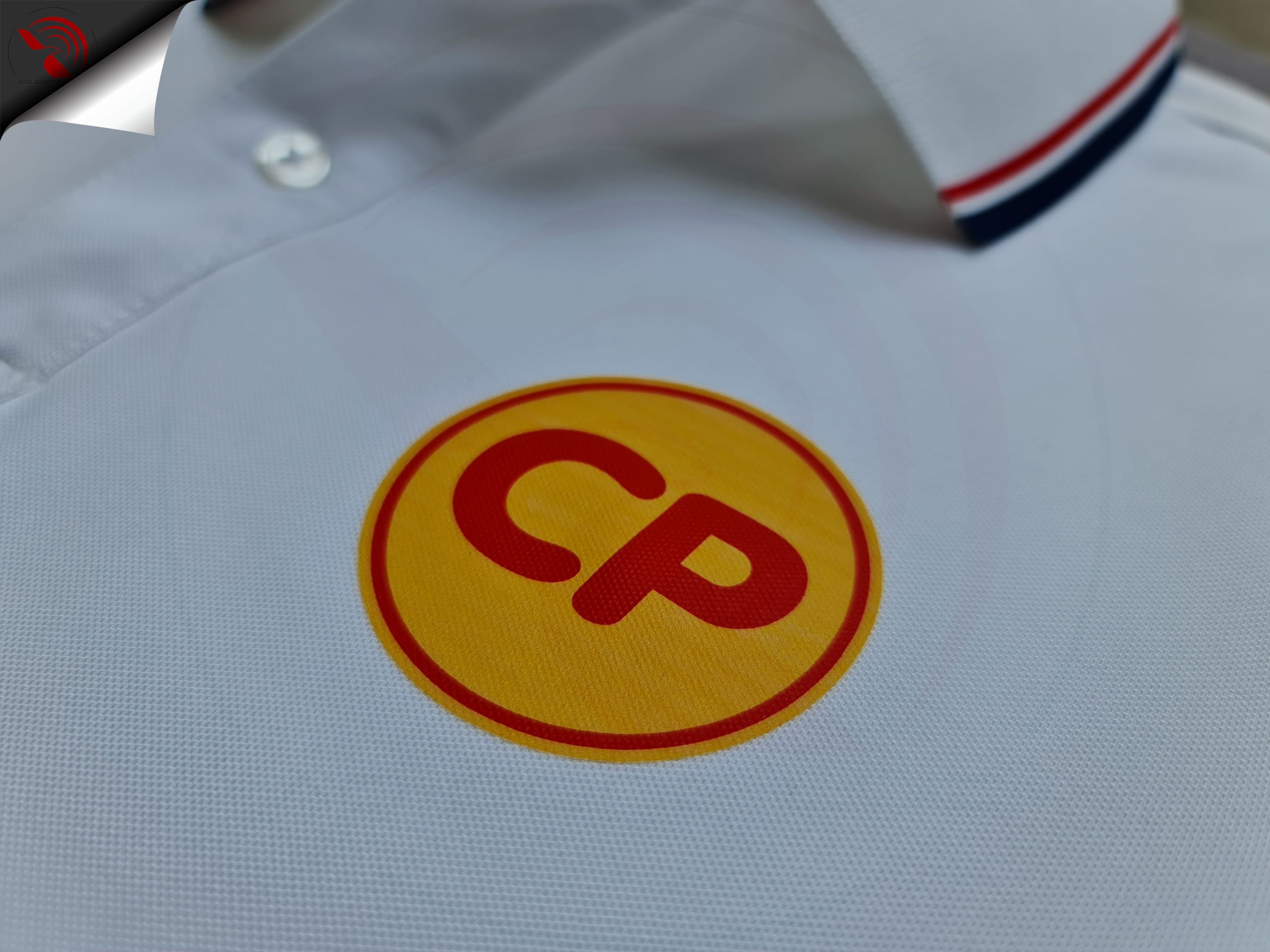 Hình in kỹ thuật số lên áo thun đồng phục polo bo sọc màu trắng