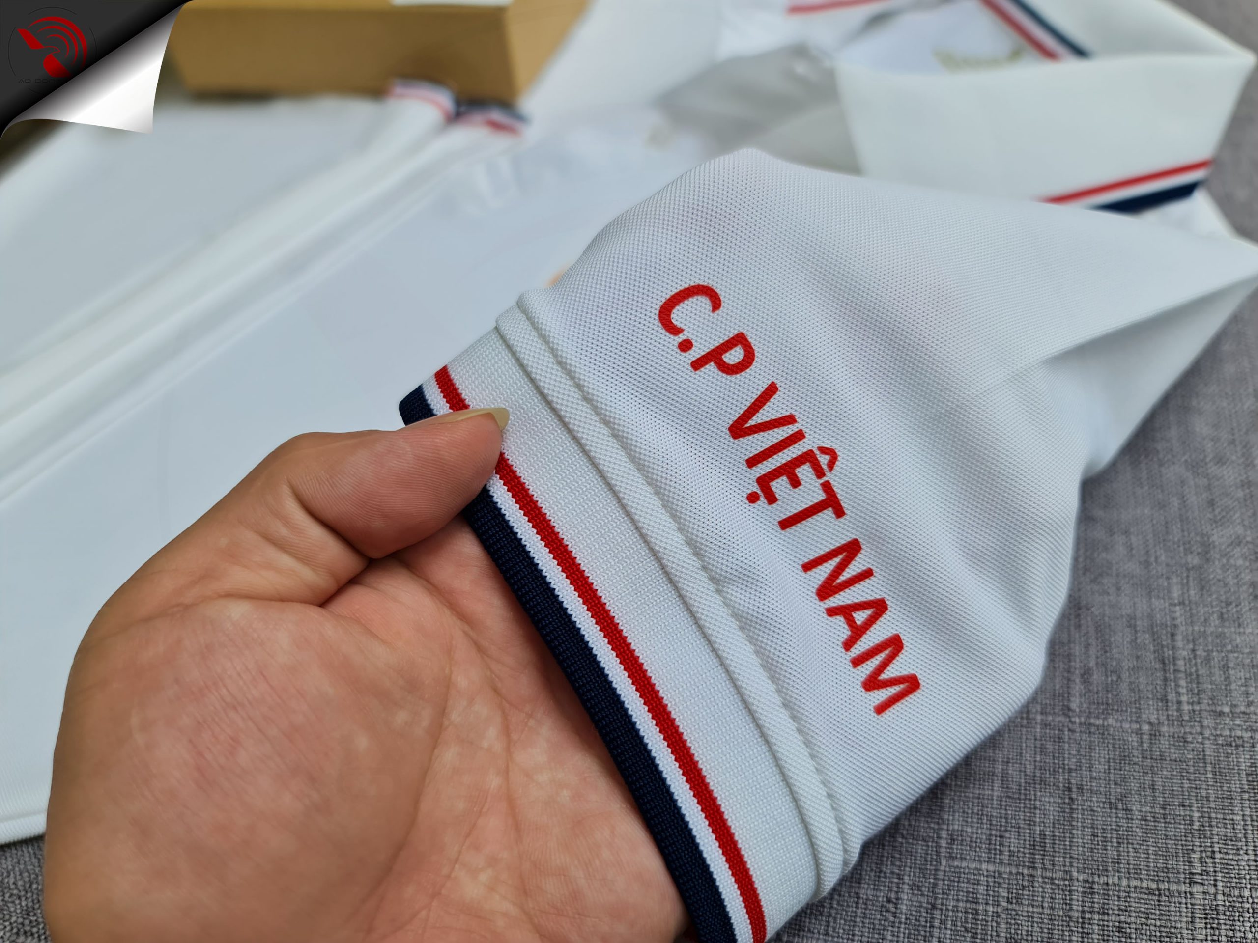 Hình in kỹ thuật số lên áo thun đồng phục polo bo sọc màu trắng