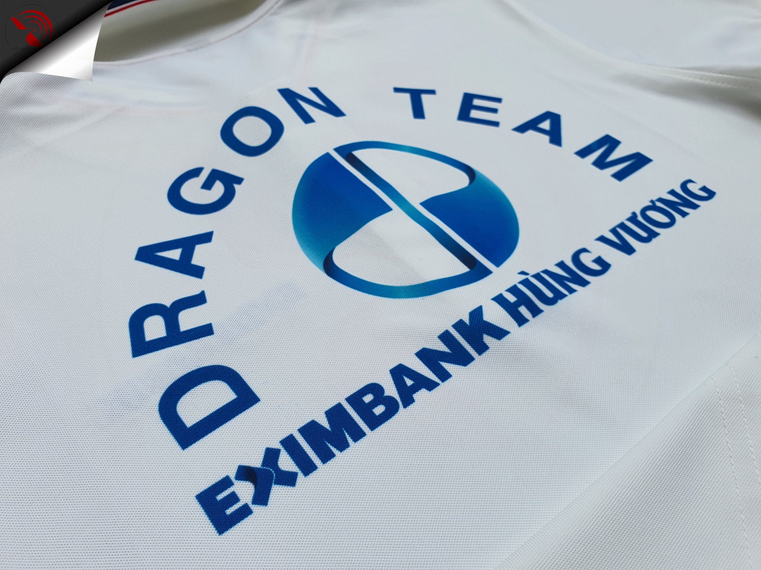 Hình in chuyển nhiệt trên áo thun đồng phục polo màu trắng