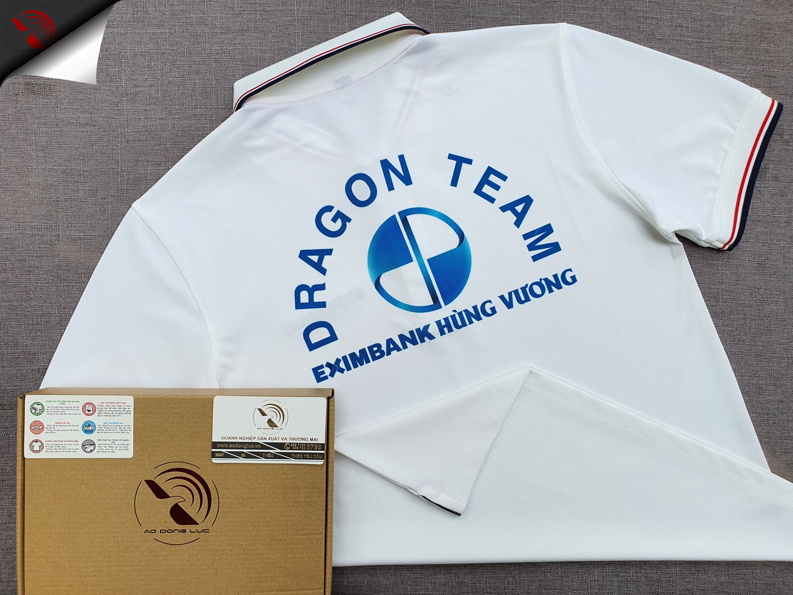 Đồng phục áo thun polo bo sọc màu trắng in chyển nhiệt