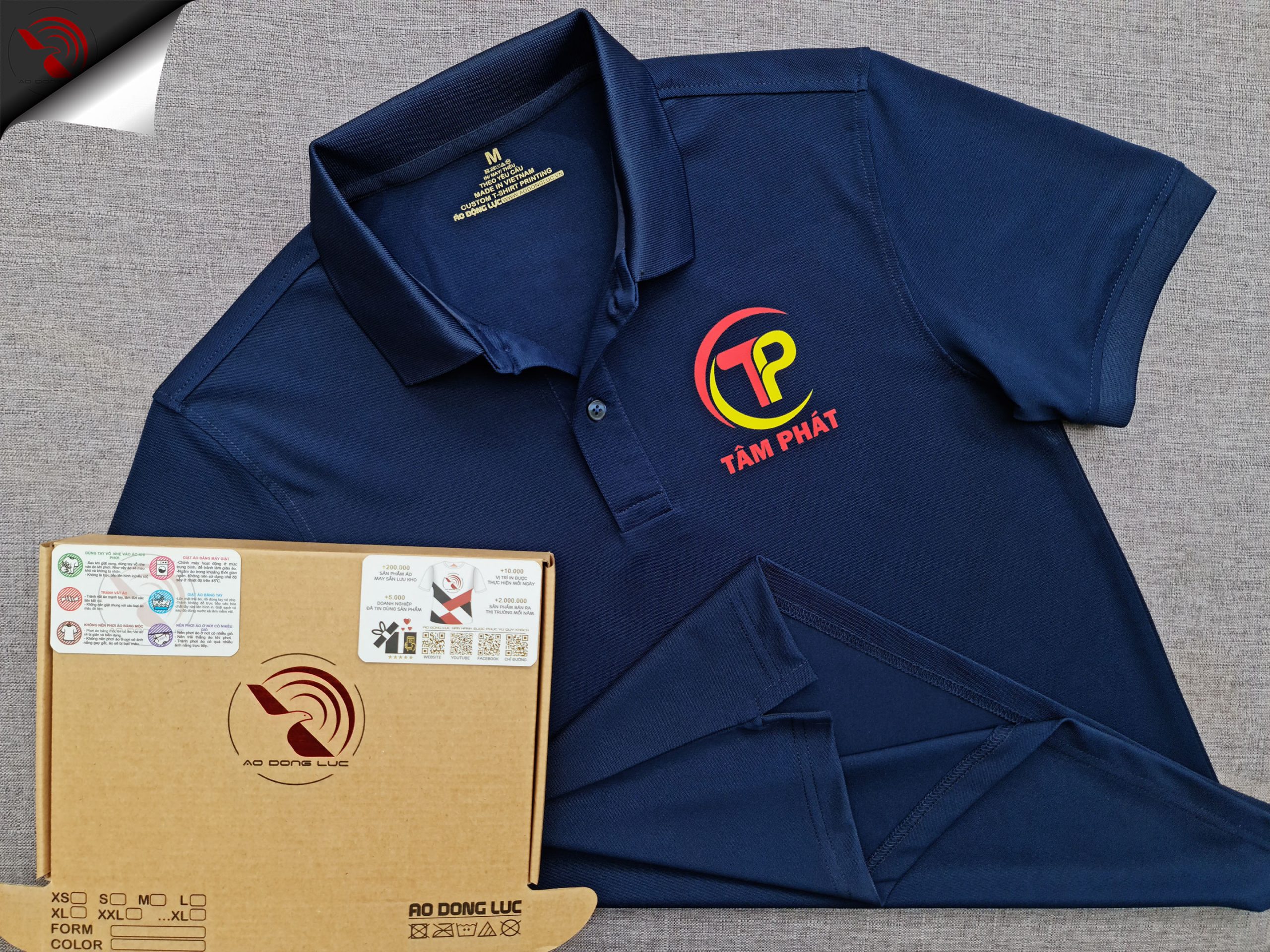 Đồng phục áo thun polo bo trơn xanh đen in kỹ thuật số logo