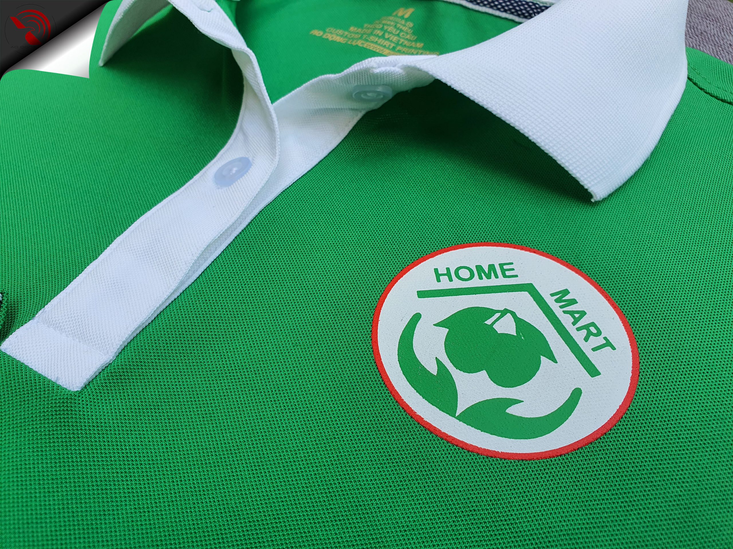 Hình in lụa lên áo thun đồng phục polo xanh két phối trắng