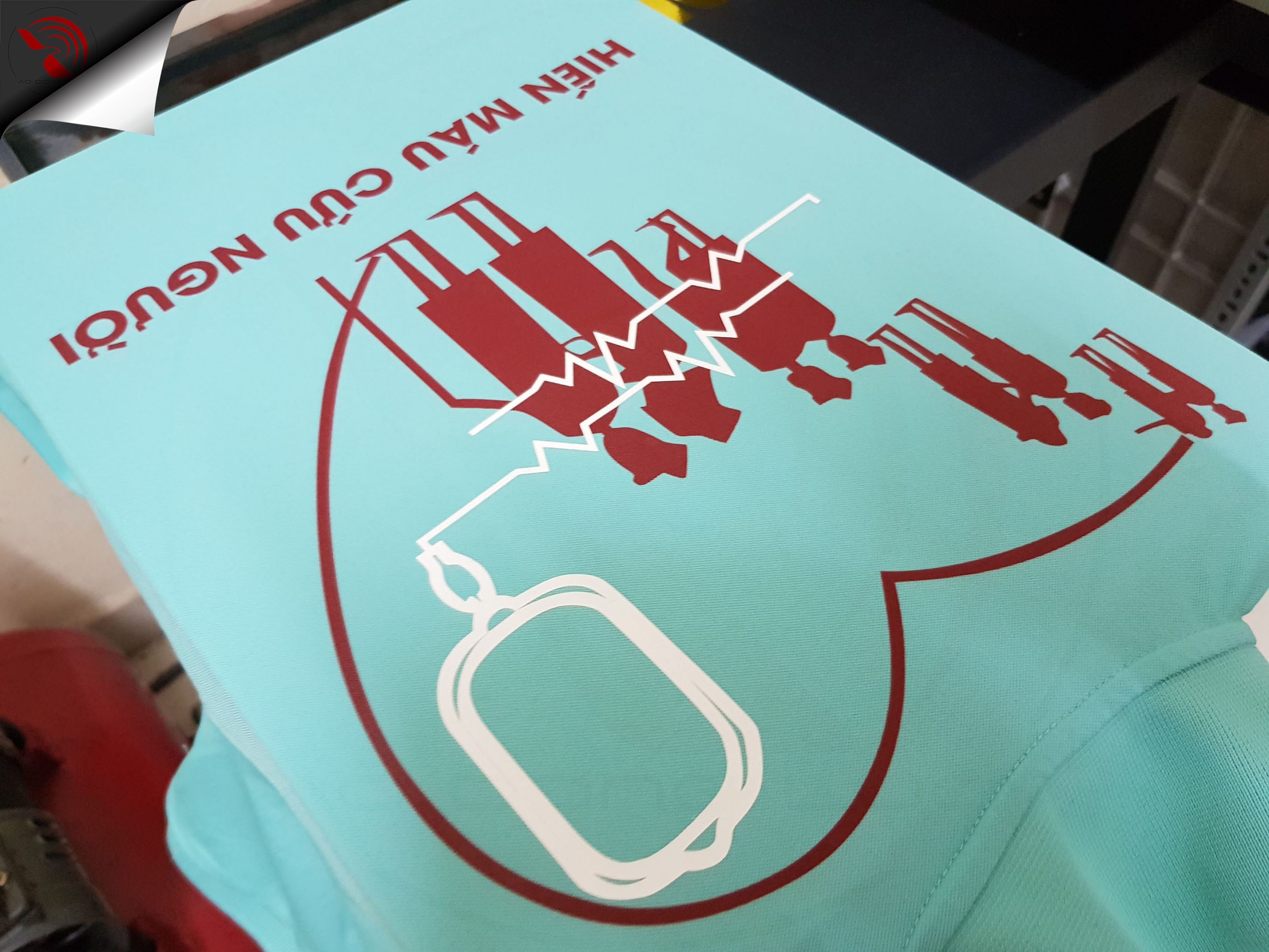 Hình in chuyển nhiệt kết hợp decal trên áo đồng phục polo xanh ngọc