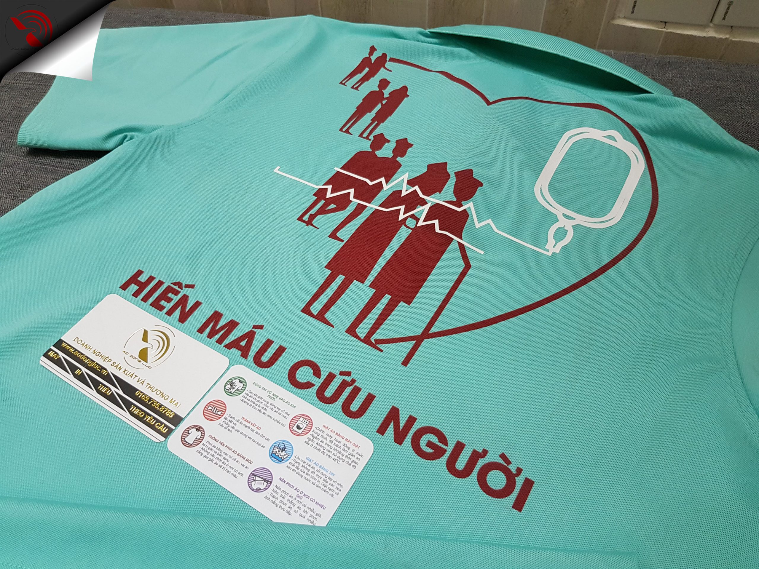 Đồng phục áo thun polo xanh ngọc phối đỏ in chuyển nhiệt kết hợp decal