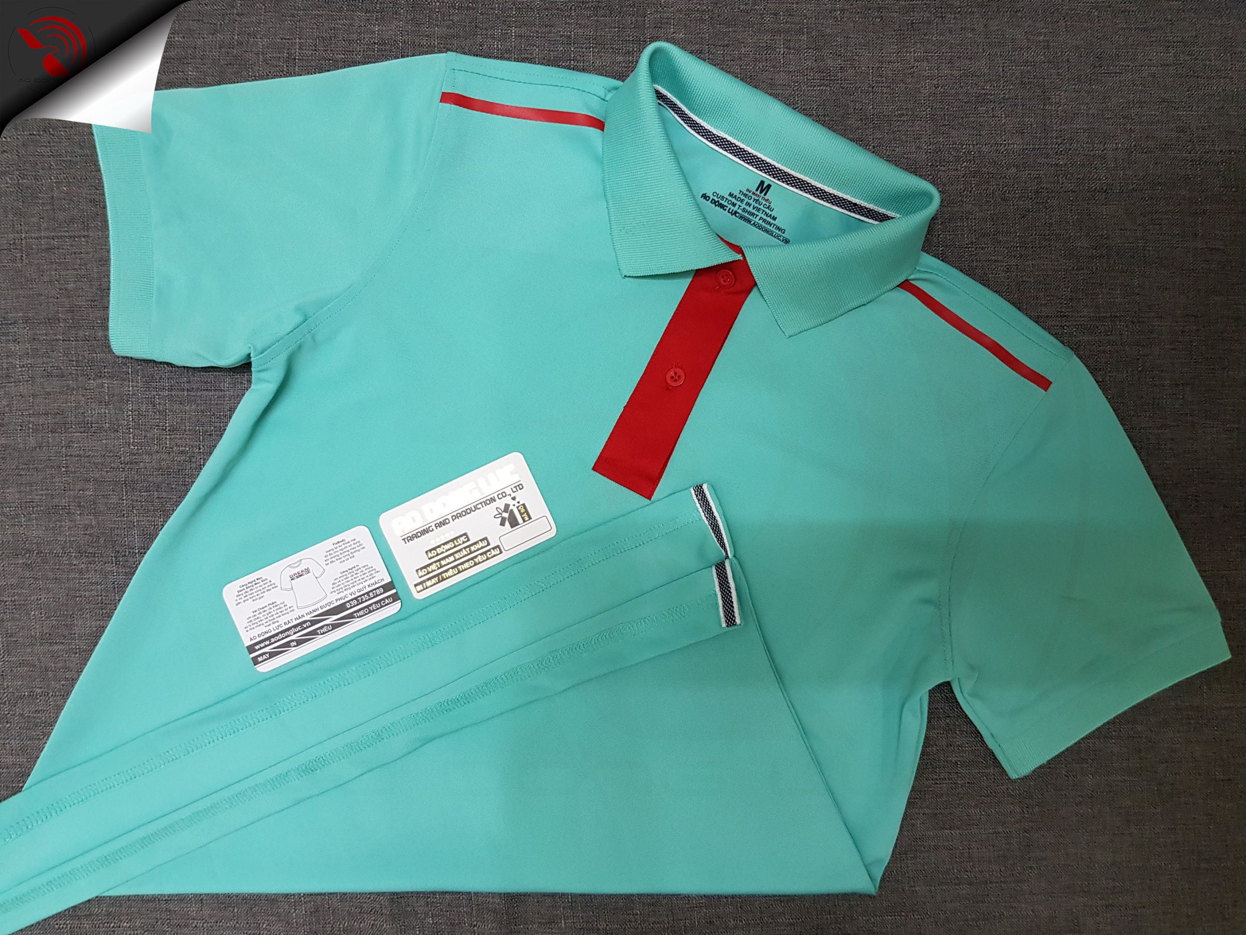 Đồng phục áo thun polo màu xanh ngọc phối trụ cổ màu đỏ