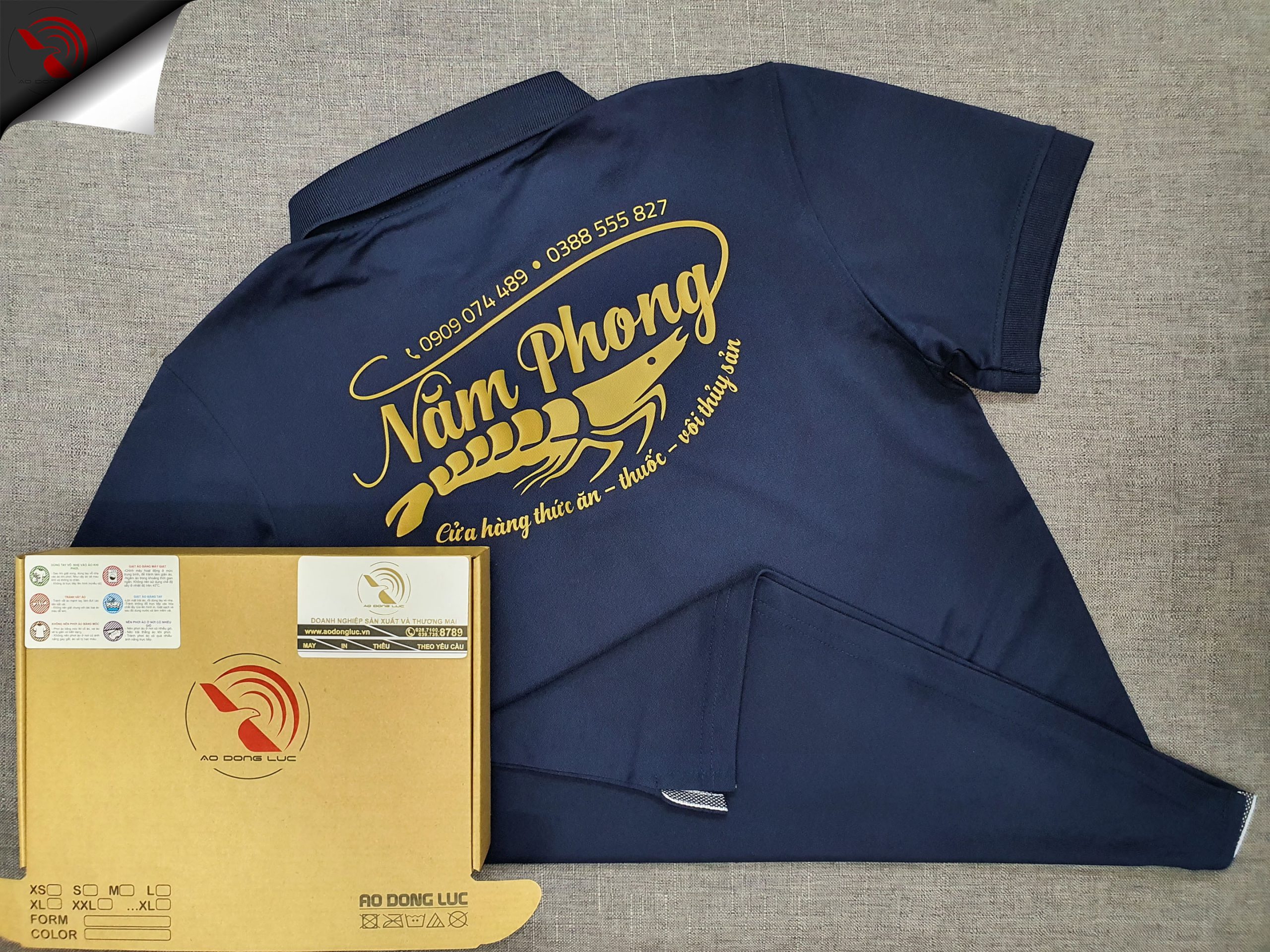 Đồng phục áo thun polo bo trơn màu xanh đen in decal