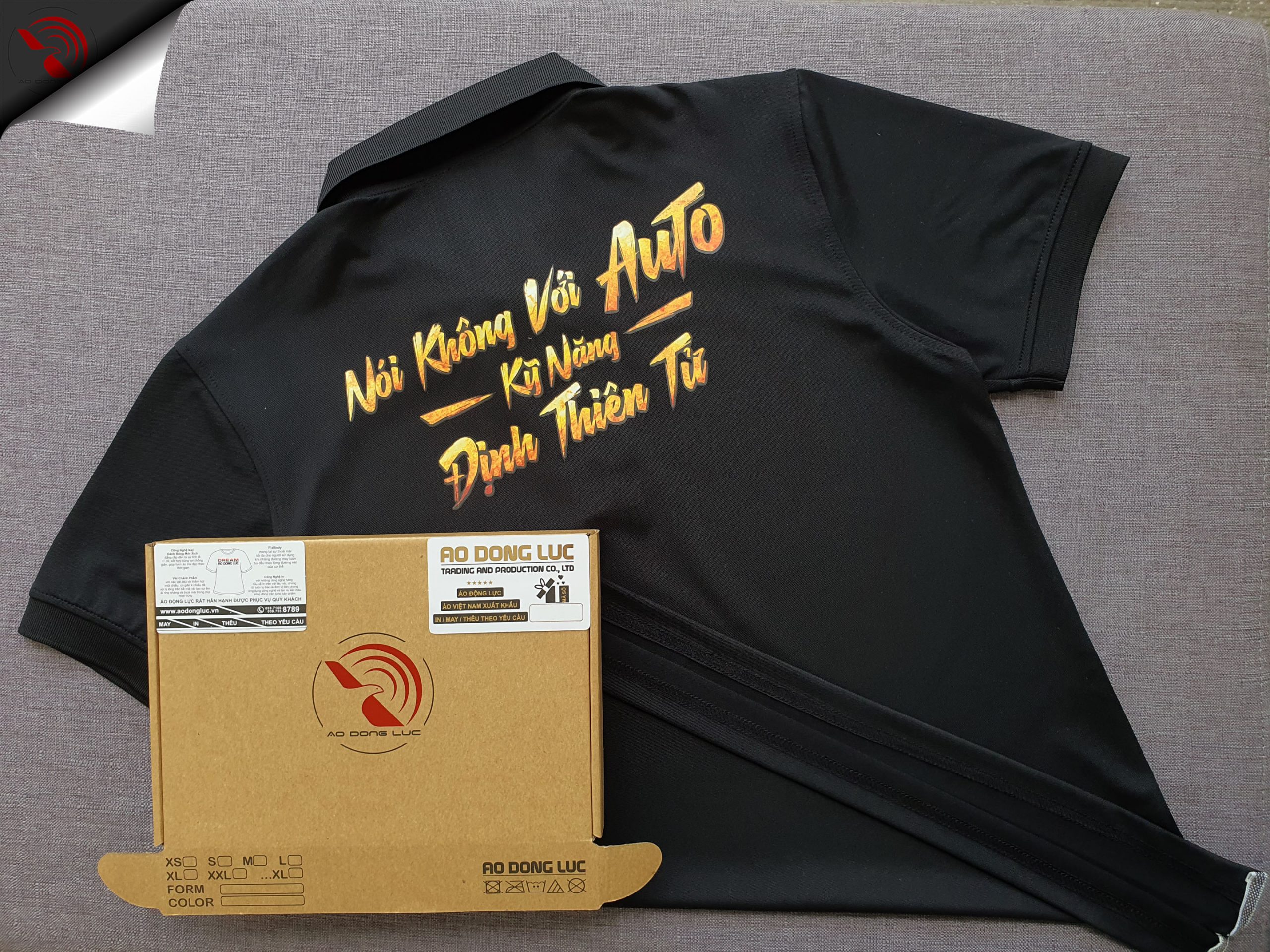 Đồng phục áo thun polo bo trơn màu đen in decal